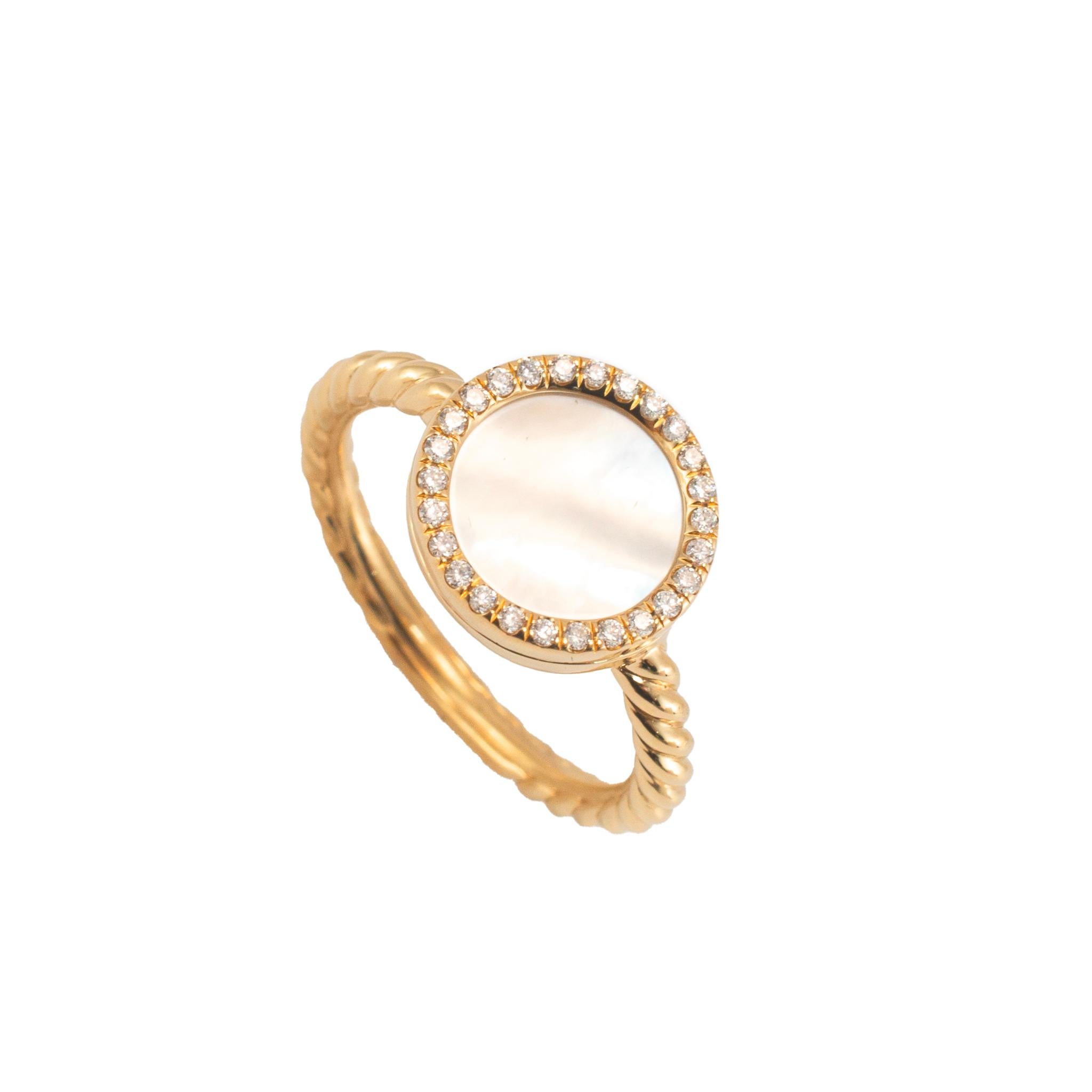 Marque : David Yurman

Genre : Mesdames

Type de métal : Or jaune 18K

Taille de lla bague : 6

Largeur : 2.30 mm

Poids : 4.24 grammes

Bague de cocktail en or jaune 18 carats avec halo de diamants, bague empilable avec un anneau demi-rond. Gravé