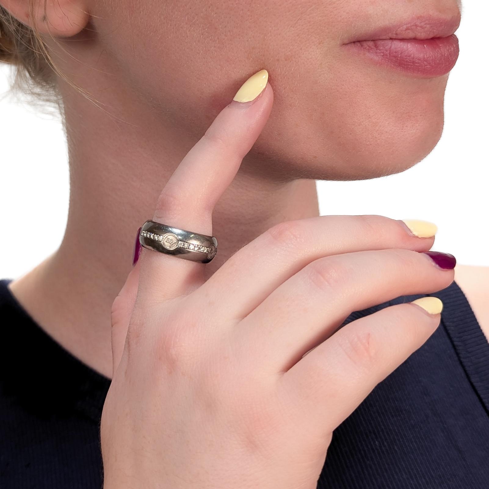 Un raffinato anello a fascia per sigari da uomo.

Di David Yurman.

In titanio e argento sterling con una fascia di piccoli diamanti bianchi rotondi punteggiati da 5 loghi 
