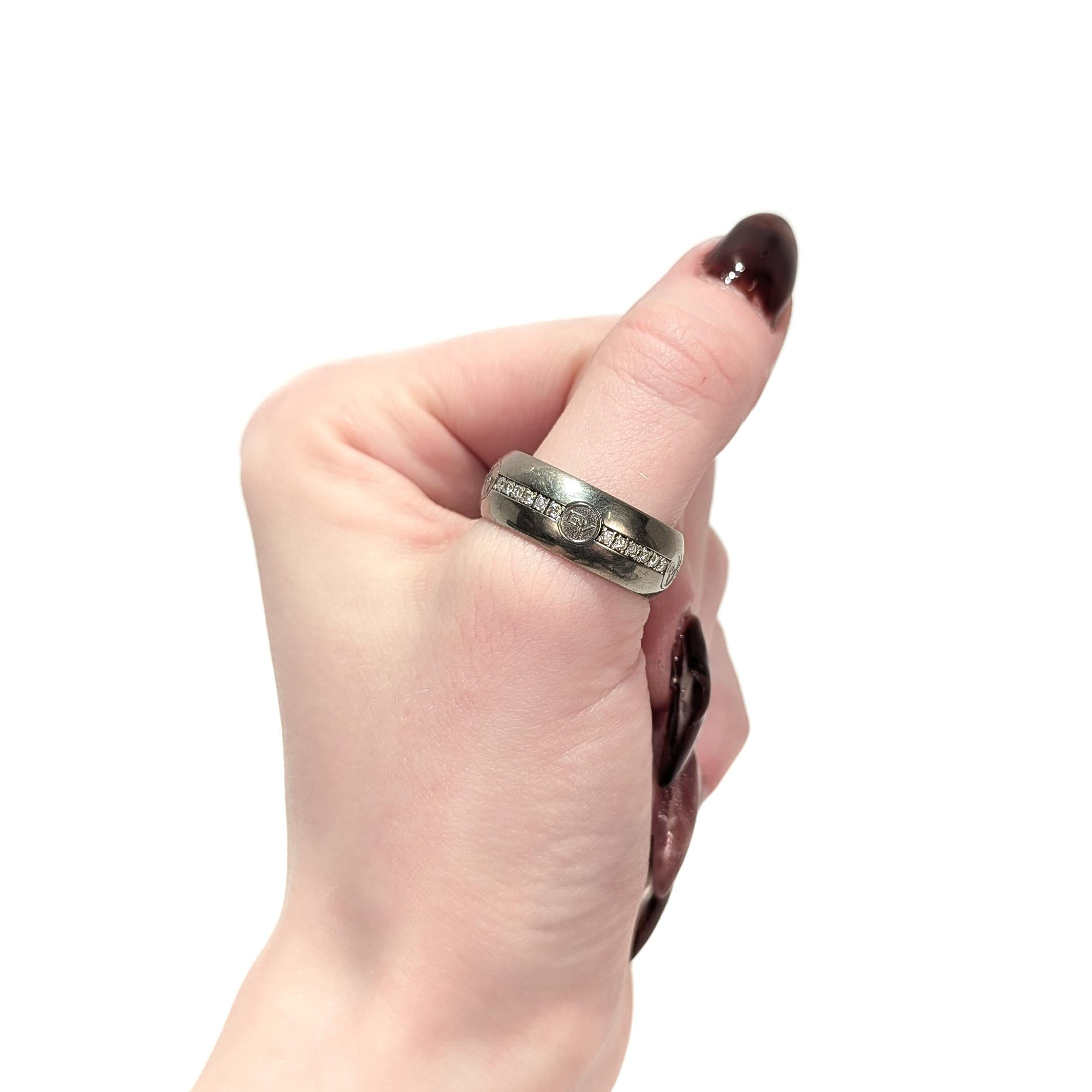 David Yurman Logo DY Anello a sigaro in titanio e argento 925 con diamanti In condizioni buone in vendita a Philadelphia, PA