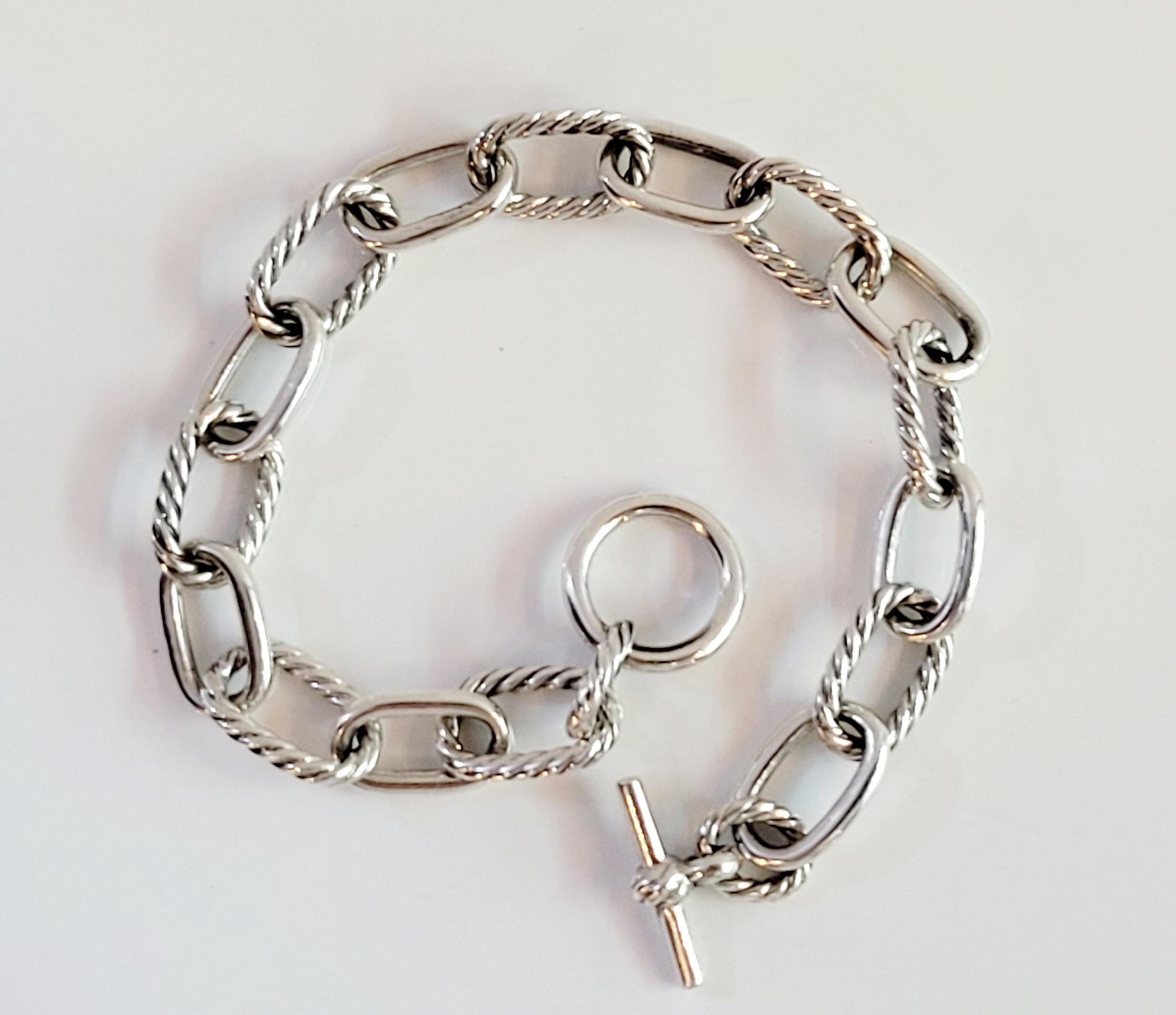 Brand David Yurman 
Sterling Silver 925
Bracelet 7.5'' Long
Toggle clasp 
Small size 
Condition New, never worn .
Comes with David Yurman pouch