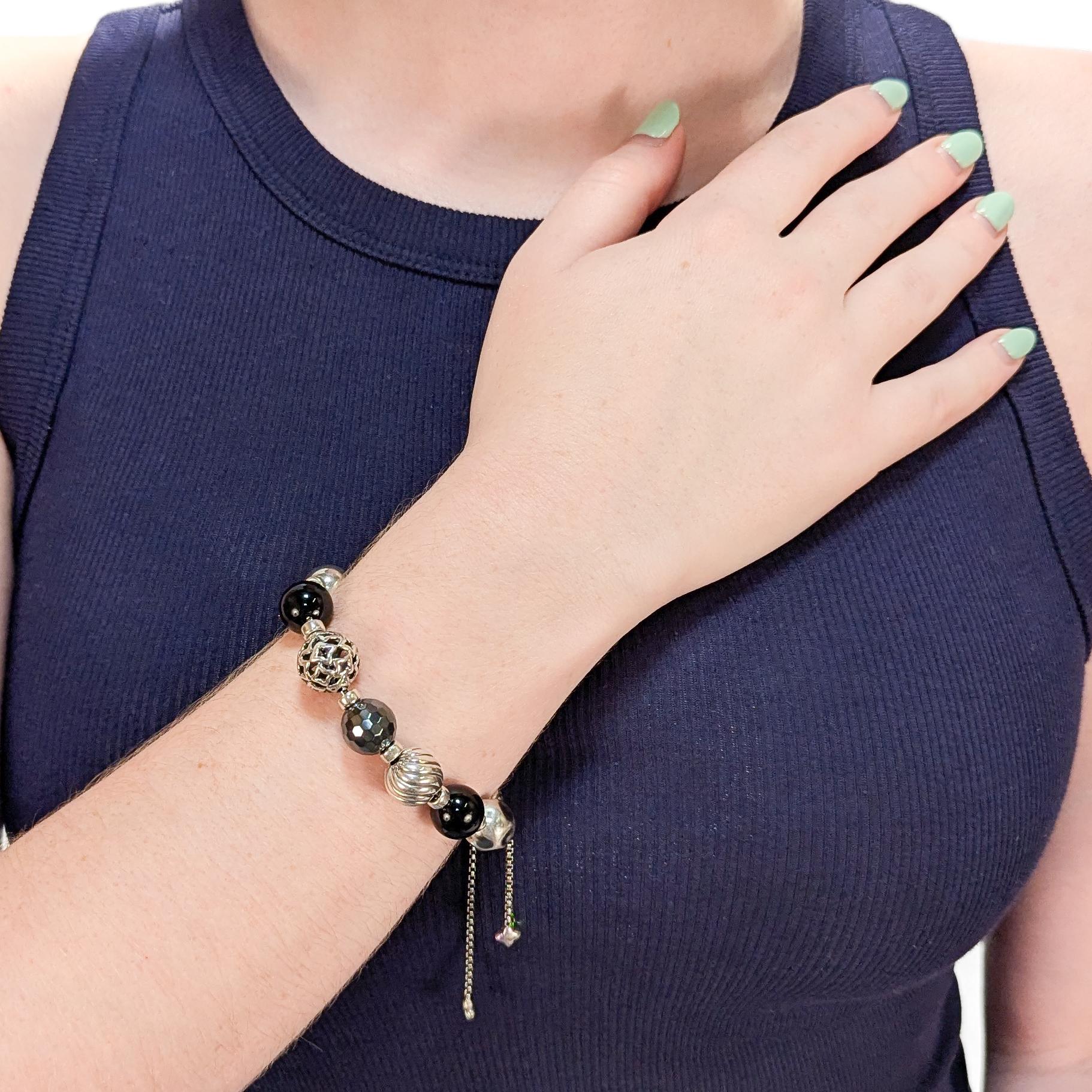Un bracelet en argent finement signé.

Par David Yurman.

En argent sterling.

De la collection 'Elements'.

Comprend des perles en argent sterling, en hématite et en onyx avec des finitions texturées.

Avec un calibre réglable.

Marqué au