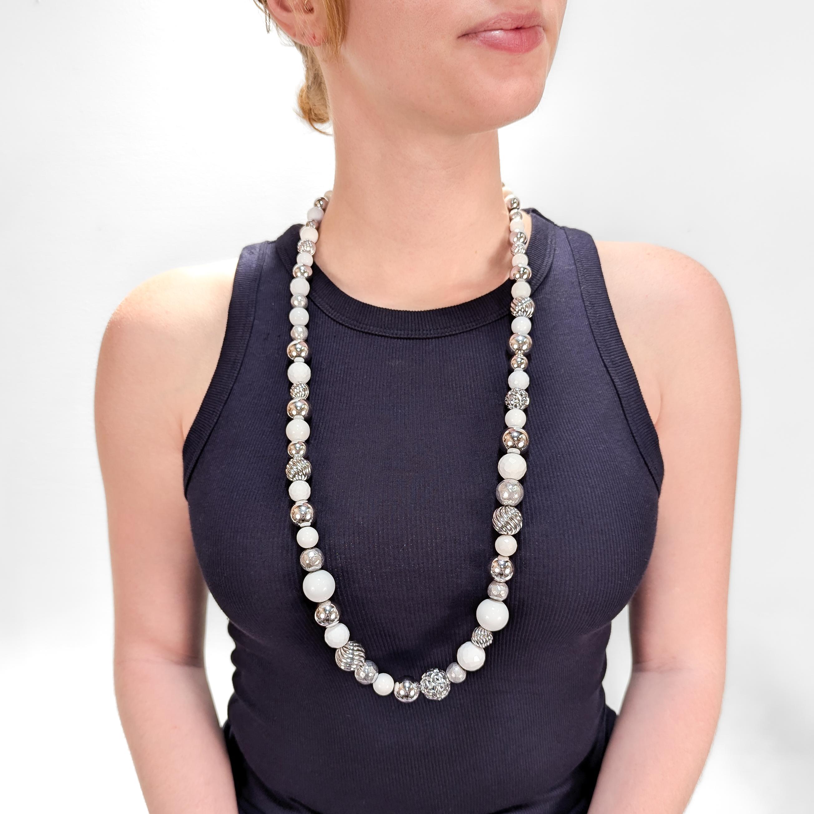 Collier de perles signé de 36 pouces.

Par David Yurman.

En argent sterling. 

De la collection 'Elements'.

Whiting comprenant des perles graduées en argent sterling et des perles blanches avec une finition texturée.

Fermé par une boucle à