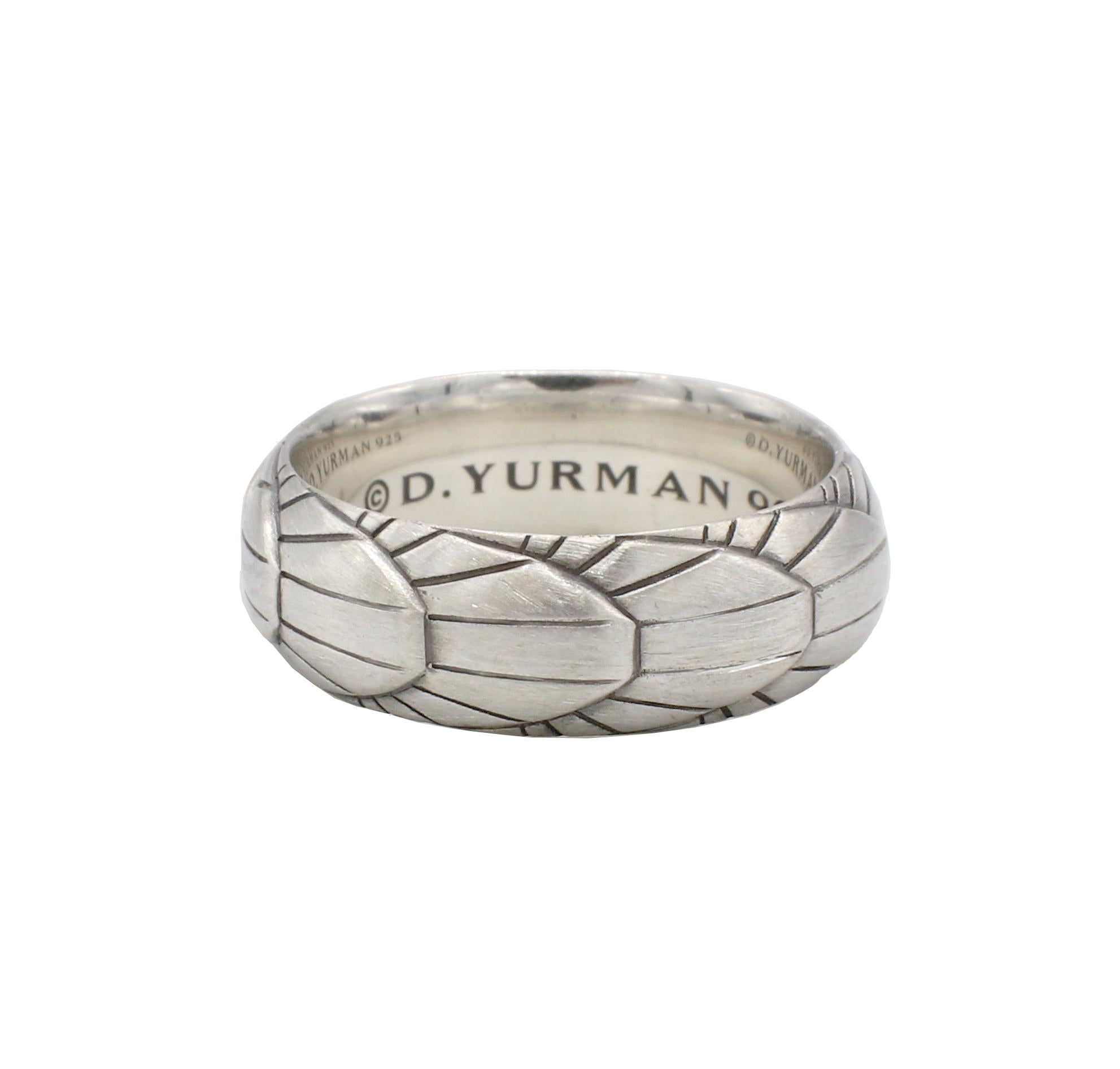 David Yurman Empire Herrenring aus Sterlingsilber 
Metall: Sterling Silber
Gewicht: 8,68 Gramm
Breite: 7,5 mm
Größe: 9.5 (US)
Einzelhandel: $495 USD
