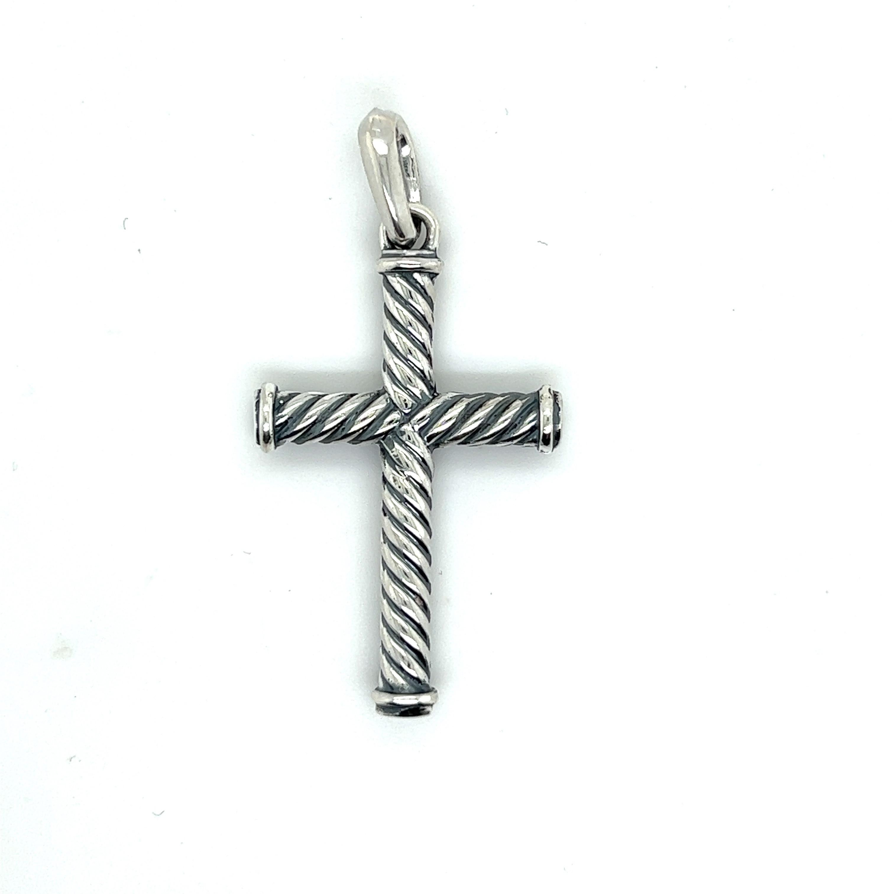 Croix unisexe de David Yurman Estate en argent sterling Bon état - En vente à Brooklyn, NY