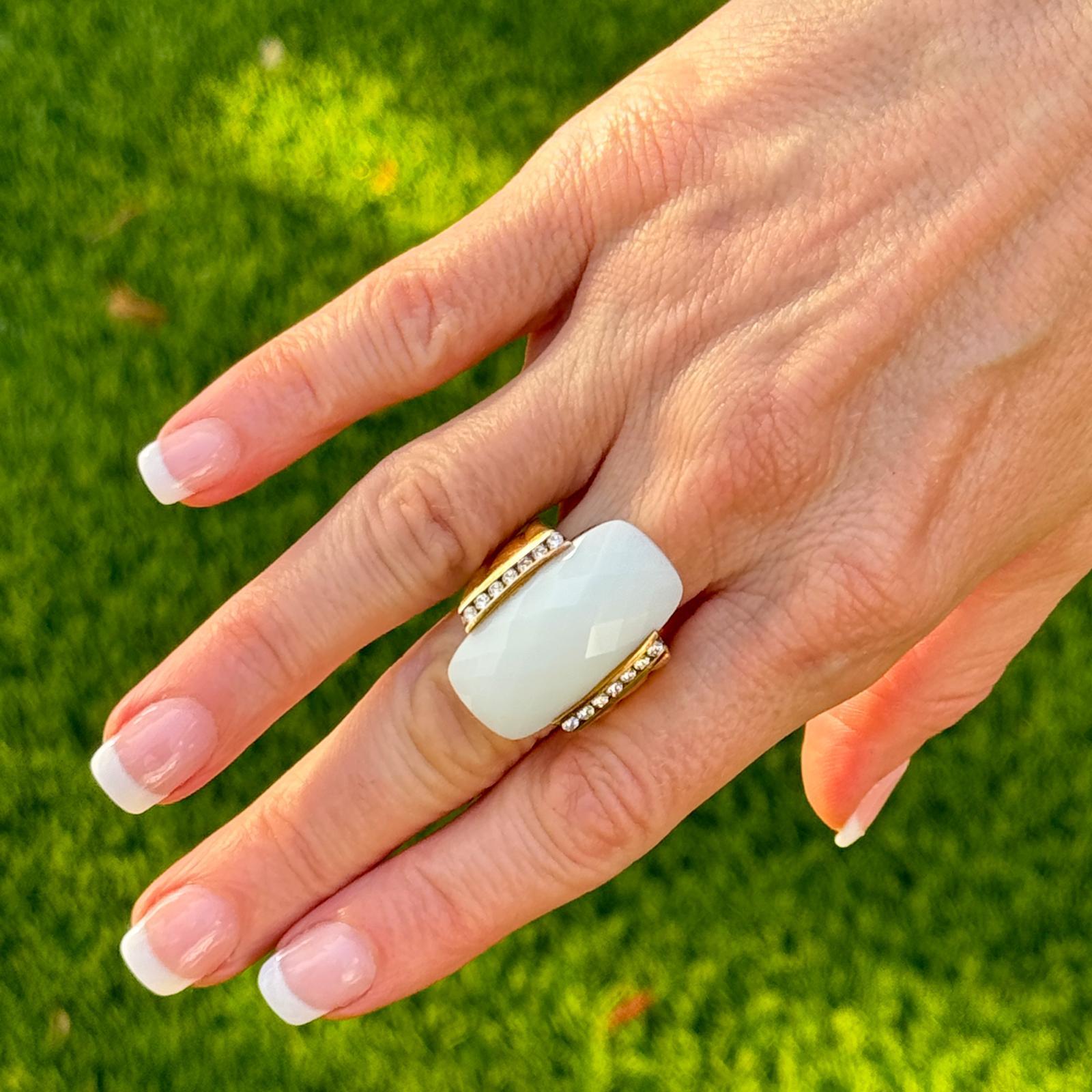 David Yurman white agate diamond cocktail ring crafted in 18 karat yellow gold. The ring features a faceted white agate gemstone with 14 round brilliant cut diamond accents. The diamonds weigh approximately .50 CTW and are graded G-H color and SI1
