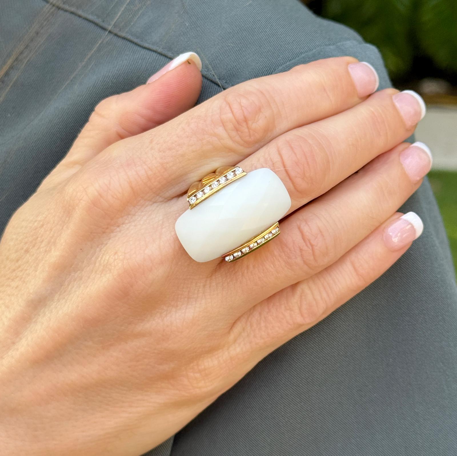 Moderne David Yurman Bague cocktail en or jaune 18 carats avec agate blanche facettée et diamants en vente