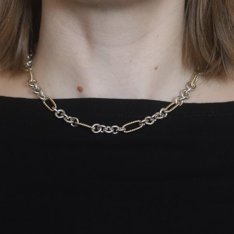 Verkaufspreis: $3200

Marke: David Yurman

Metallgehalt: Sterling Silber & 18k Gelbgold

Kette Stil: Figaro
Halskette Stil: Kette
Verschluss-Typ: Knebelschließe
Merkmale: Kabel Detaillierung

Messungen

Länge: 16