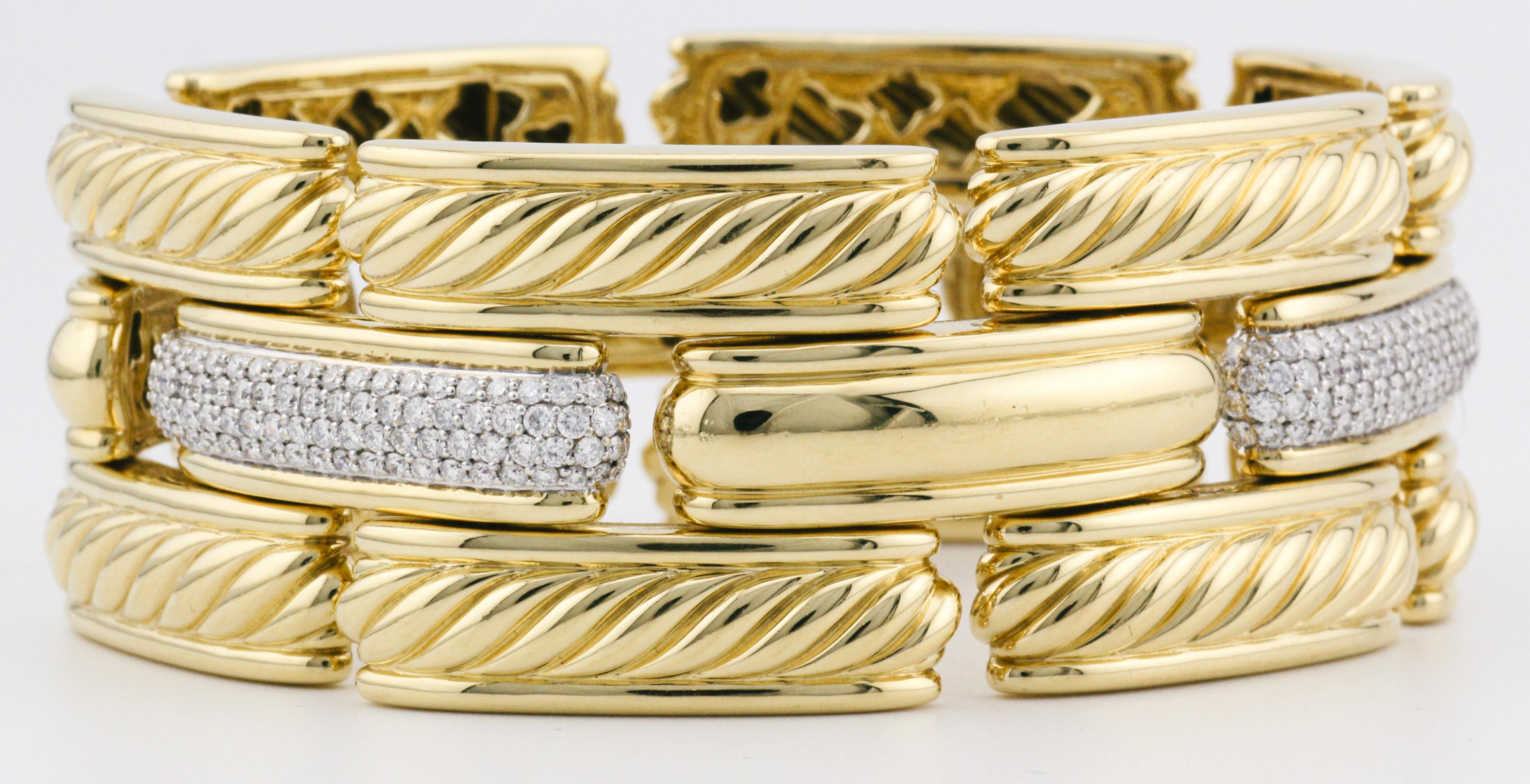 Entrez dans le royaume du luxe avec le bracelet Gatelin Pave Diamond Cable Link en or 18 carats de David Yurman, un chef-d'œuvre de l'artisanat de la haute joaillerie. Inspiré par l'allure intemporelle des motifs de câbles classiques, ce bracelet