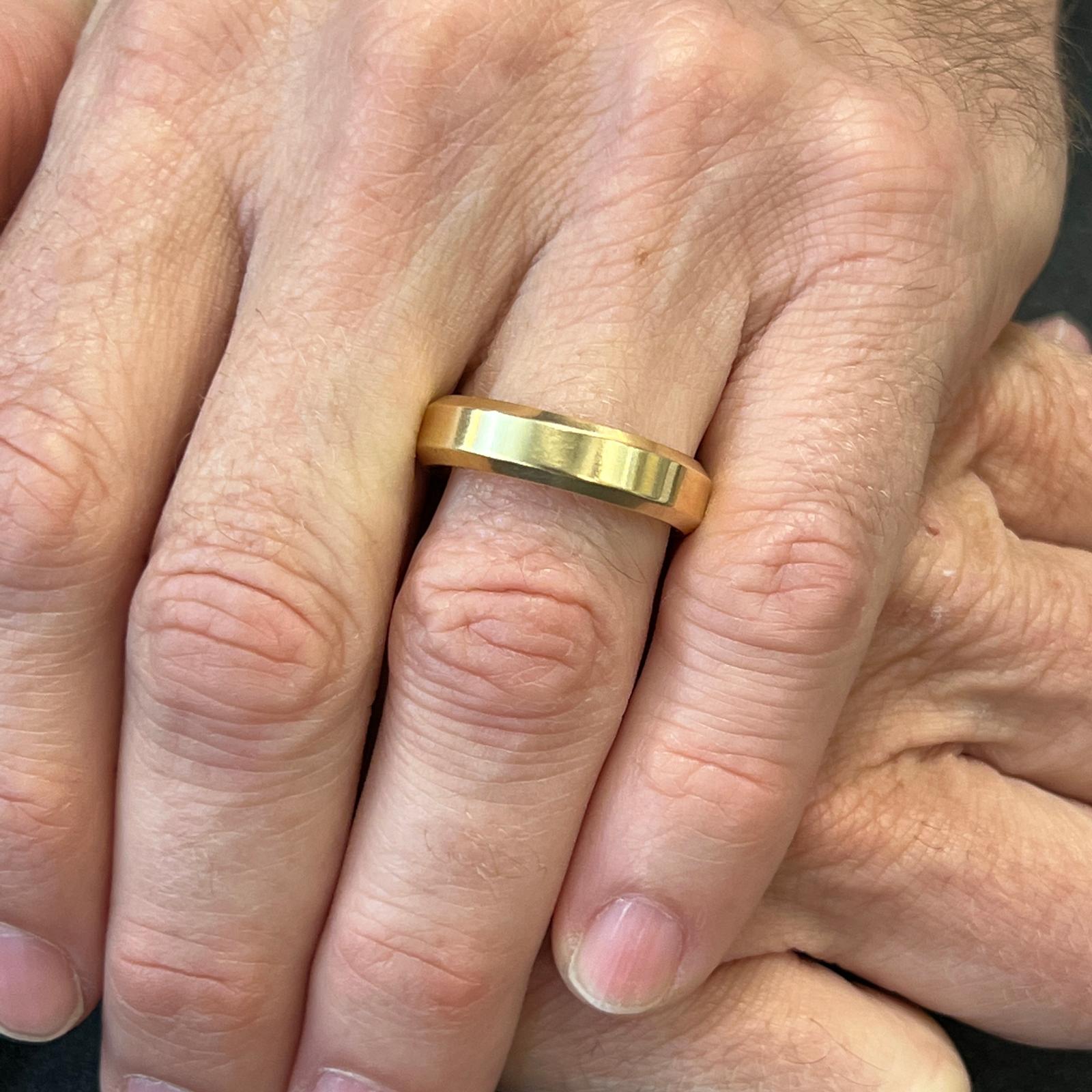 Modern David Yurman Gents 18 Karat Yellow Gold 6mm Beveled Wedding Band Ring New