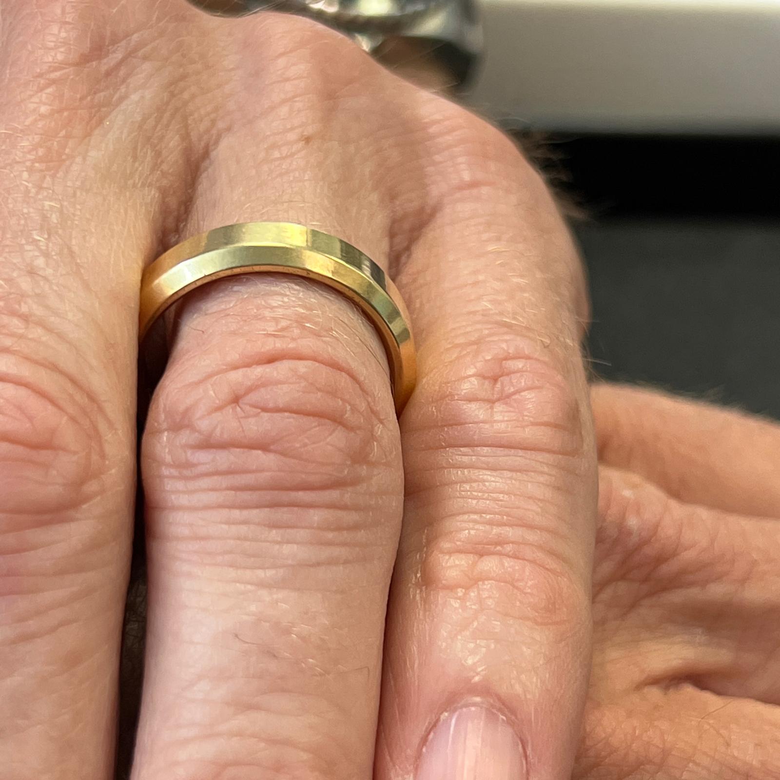 David Yurman Gents 18 Karat Yellow Gold 6mm Beveled Wedding Band Ring New In New Condition In Boca Raton, FL