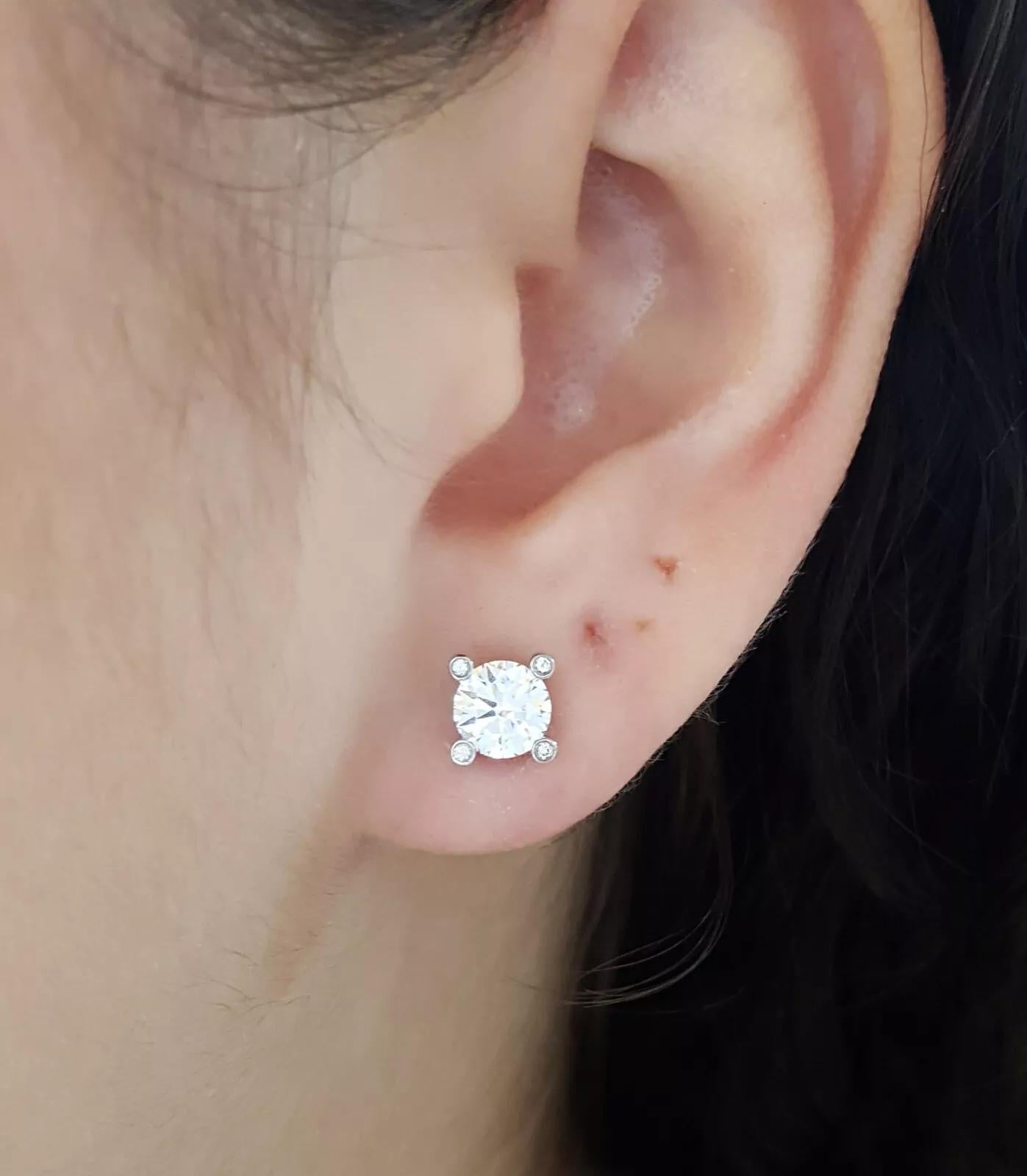 David Yurman Platinum Diamond Stud Earrings – GIA Certified 1.44 Carat Total

This refined pair of David Yurman stud earrings features two exquisite natural round brilliant cut diamonds with a total weight of 1.44 carats, masterfully set in
