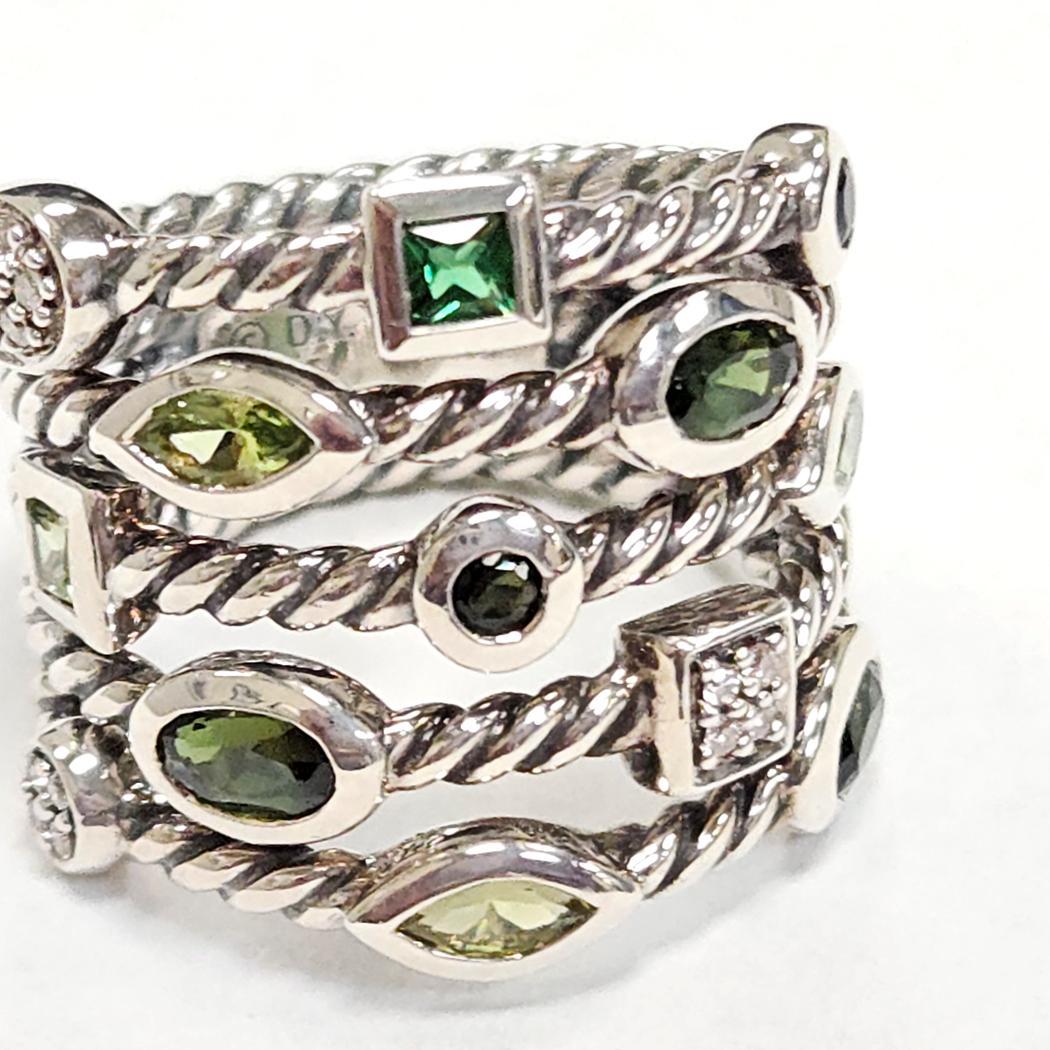 David Yurman Green Confetti Ring - argent sterling, diamants, péridot et tourmaline verte, taille 6

Audacieuse et sculpturale, cette authentique bague David Yurman Green Confetti met en valeur l'art emblématique du créateur en argent sterling. Doté