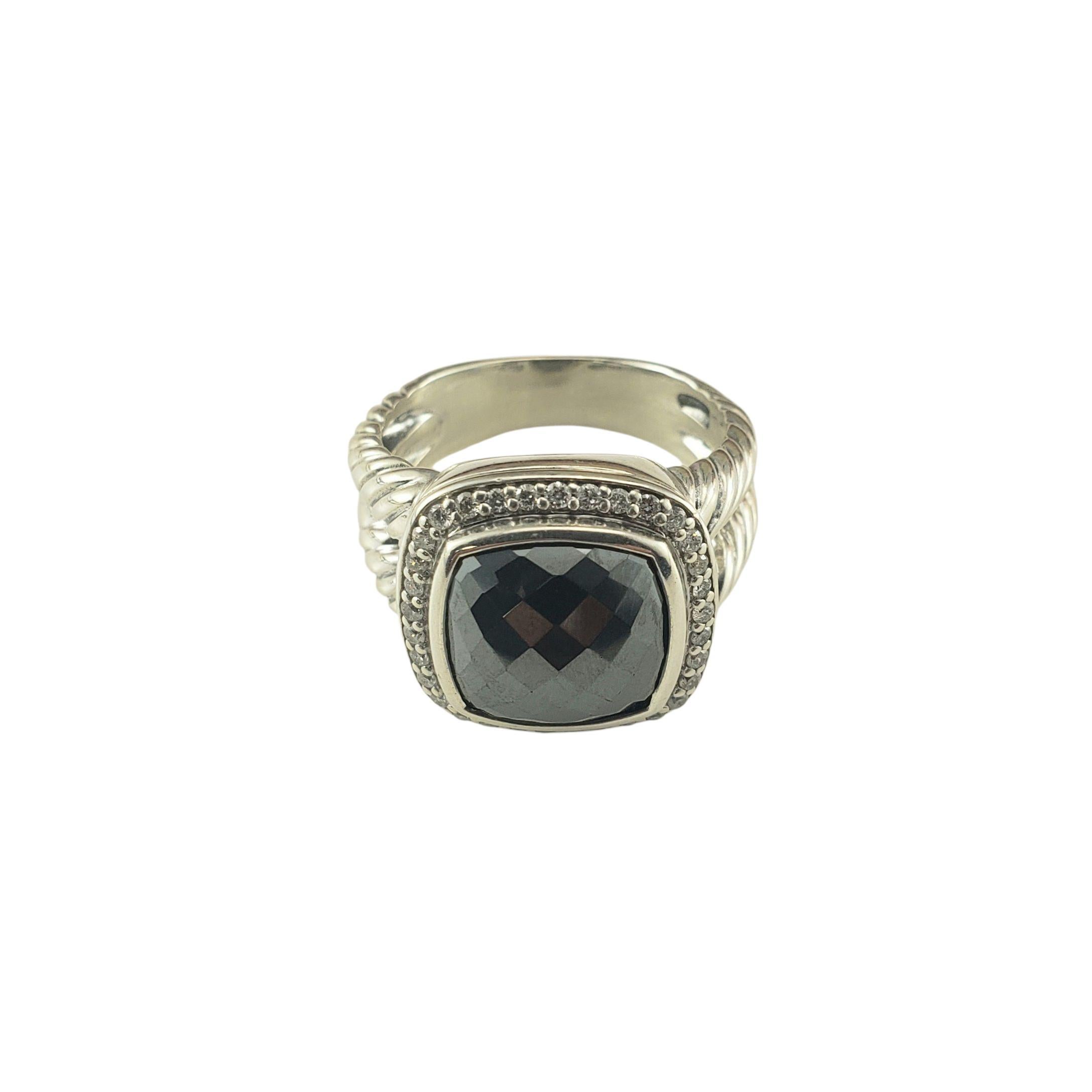 David Yurman Hämatit und Diamant Albion Ring Größe 8,5

Dieser kühne und ikonische Ring von David Yurman Albion zeigt in der Mitte einen auffälligen, kissenförmig geschliffenen, facettierten Hämatit. Der Edelstein wird von einem funkelnden Halo aus