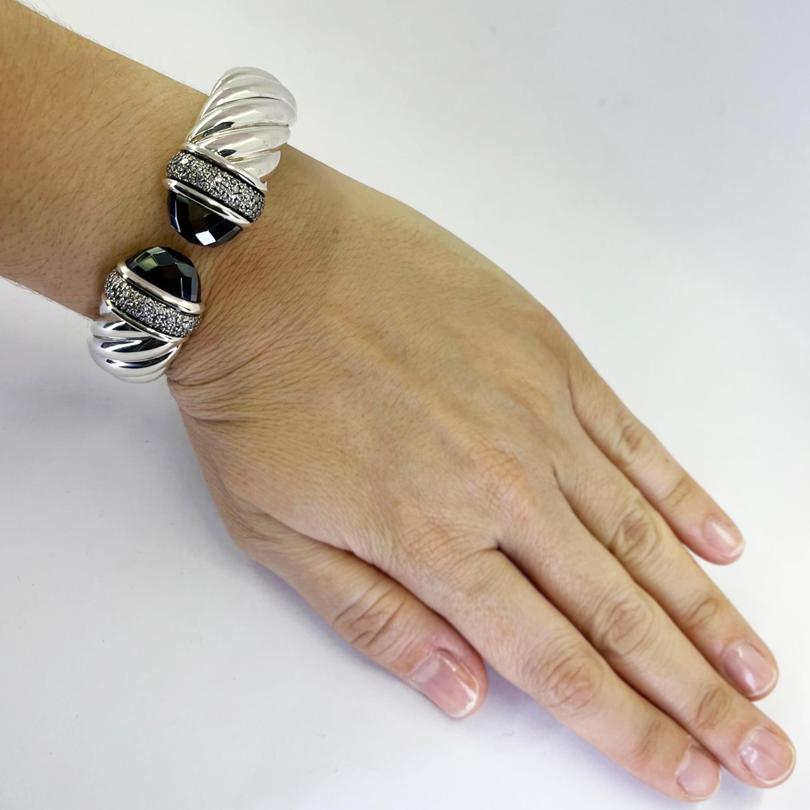 Bracciale largo di David Yurman con estremità in ematite e 128 diamanti rotondi taglio brillante di purezza I e colore H. H. Chiusura con cerniera in acciaio. $4.500 MSRP. Include una custodia da viaggio Yurman.