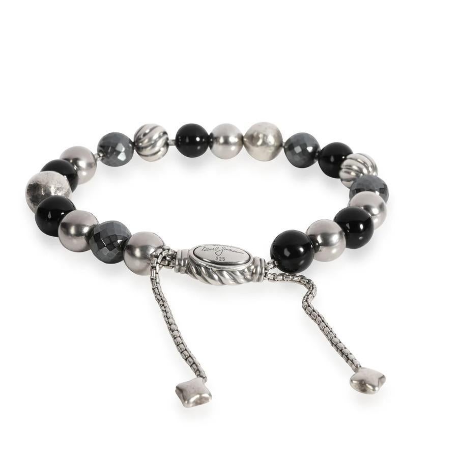 Élevez votre jeu d'accessoires avec ce superbe bracelet composé d'un mélange harmonieux de perles d'onyx noir et d'hématite facettée, élégamment enfilées avec des accents d'argent sterling. Avec une circonférence intérieure de 6 pouces et une