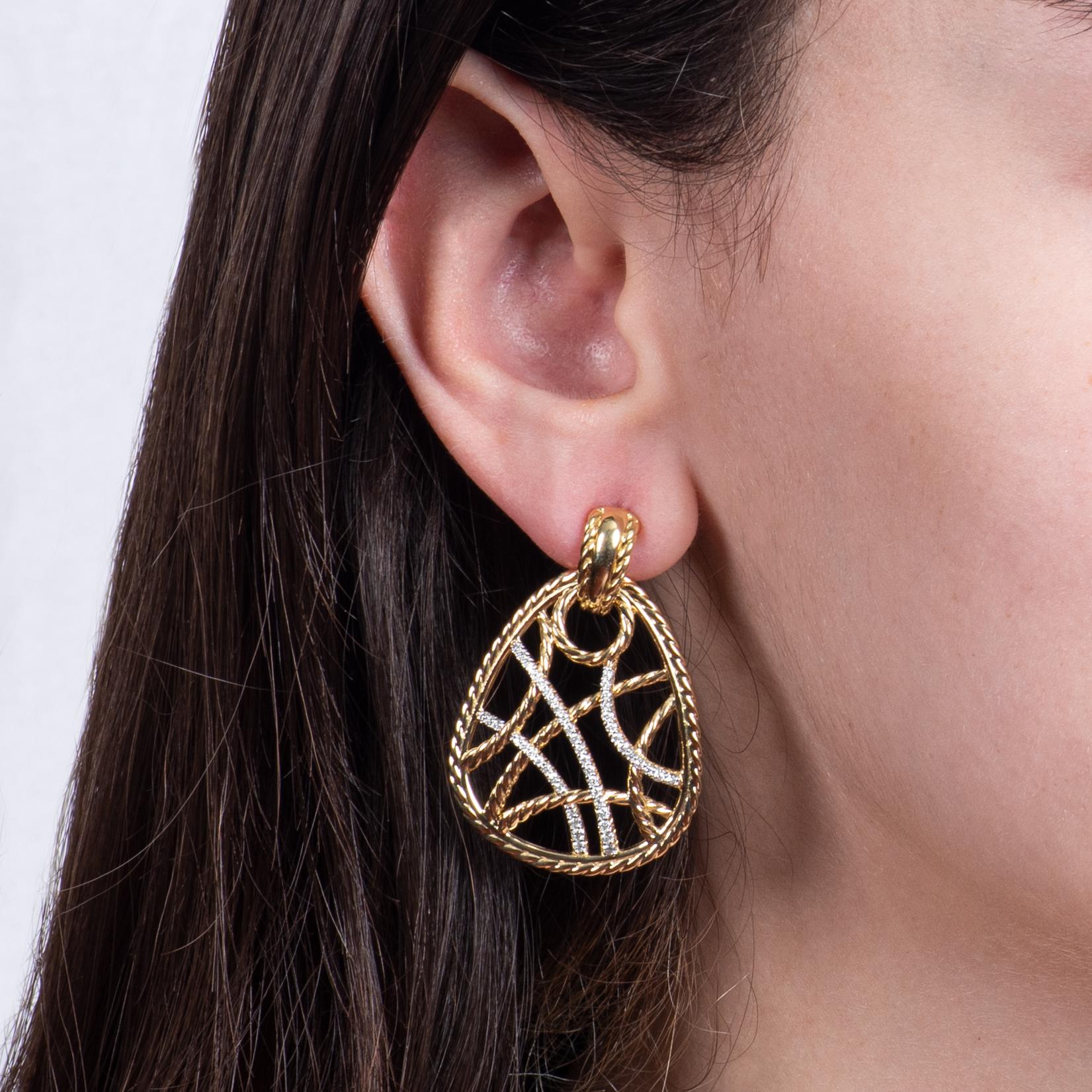 These David Yurman drop earrings have a pear shaped 18kt yellow gold form, with intricate, intertwining cable ropes along the inside of the form. It features 1.00ct total weight in round diamonds decorating some of the ropes. We currently have the