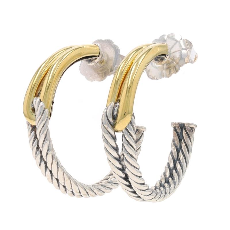 Prix de détail : 1250

Marque : David Yurman
Collectional : Labyrinthe
Design/One : Looping simple

Contenu du métal : Argent sterling et or jaune 18k

Style : Demi-boucle
Caractéristiques : Détaillage des câbles

Mesures
Haut : 1