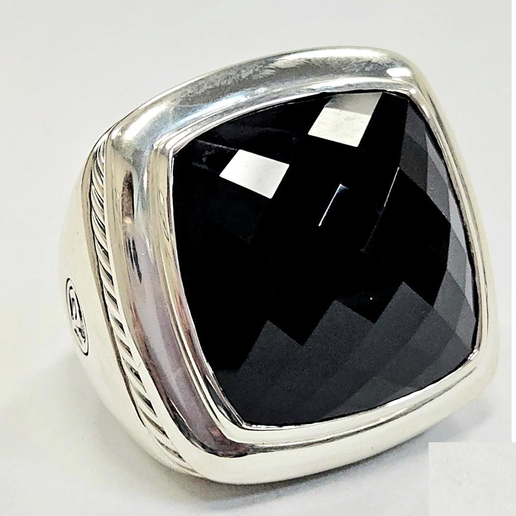 David Yurman Anello Albion grande in argento sterling con onice a cuscino, misura 6

Descrizione:
Questo anello David Yurman Large Albion mette in risalto l'audace design scultoreo per cui è nota la collezione Albion. Realizzato in argento sterling,