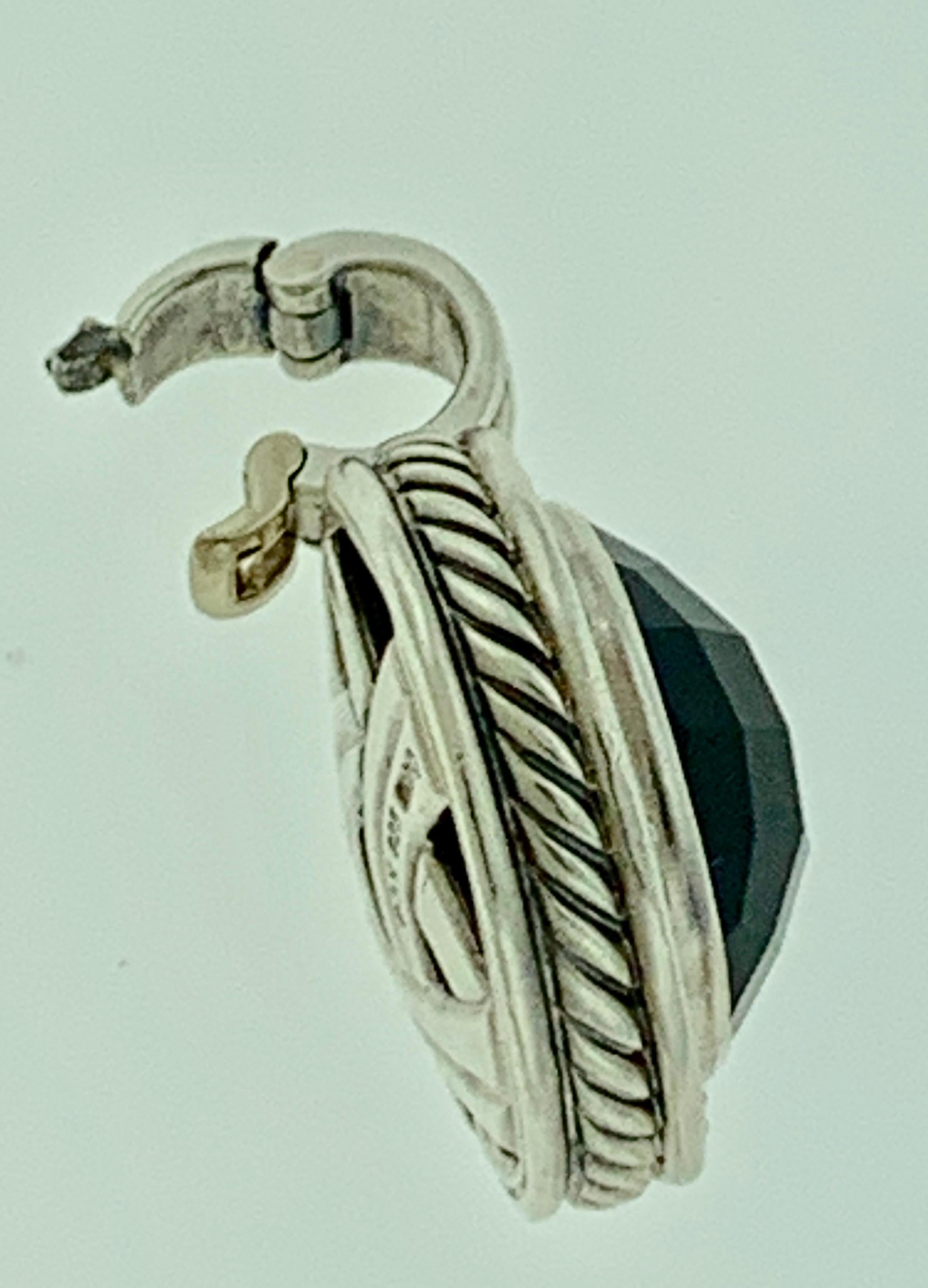   David Yurman pendant in sterling silver with checkerboard cut black onyx and a halo of round brilliant cut diamonds.

Measures 2.5 cm
weight 18 Grams
Please look at all the pictures
Its very hard to capture the true color and luster of the stone,