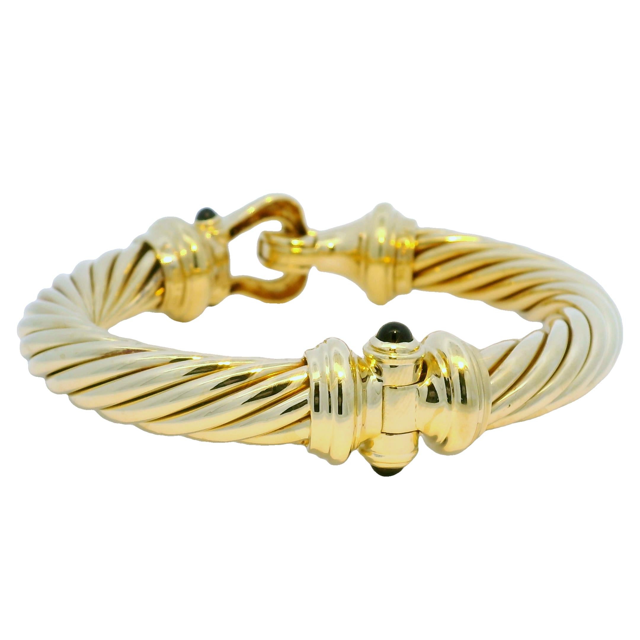 David Yurman - Bracciale in oro giallo 18 carati con pietra di onice a coste grandi

Bracciale David Yurman: Realizzato in oro giallo 18 carati, questo bracciale presenta maglie a coste. Abbiamo un'ampia collezione di gioielli firmati, poiché