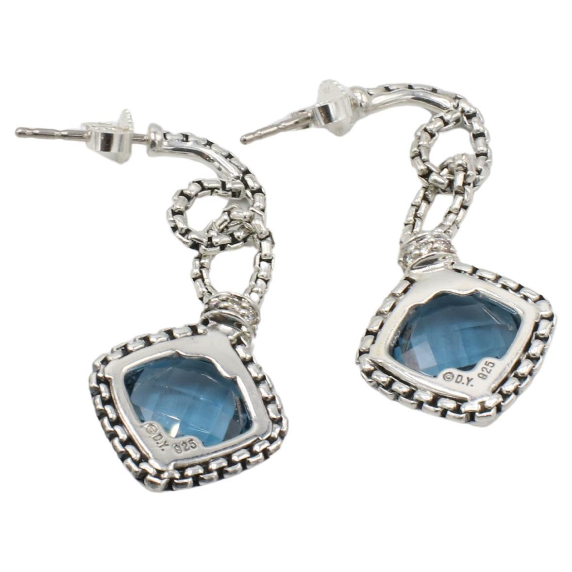 David Yurman Boucles d'oreilles pendantes en chaîne avec topaze bleue et diamant naturel 
Métal : Argent sterling 925
Poids : 7.8 grammes
Topaze : Coussin, 11mm
Diamants : Environ 0.12 CTW G-H SI diamants ronds naturels
Longueur de la chute : 35