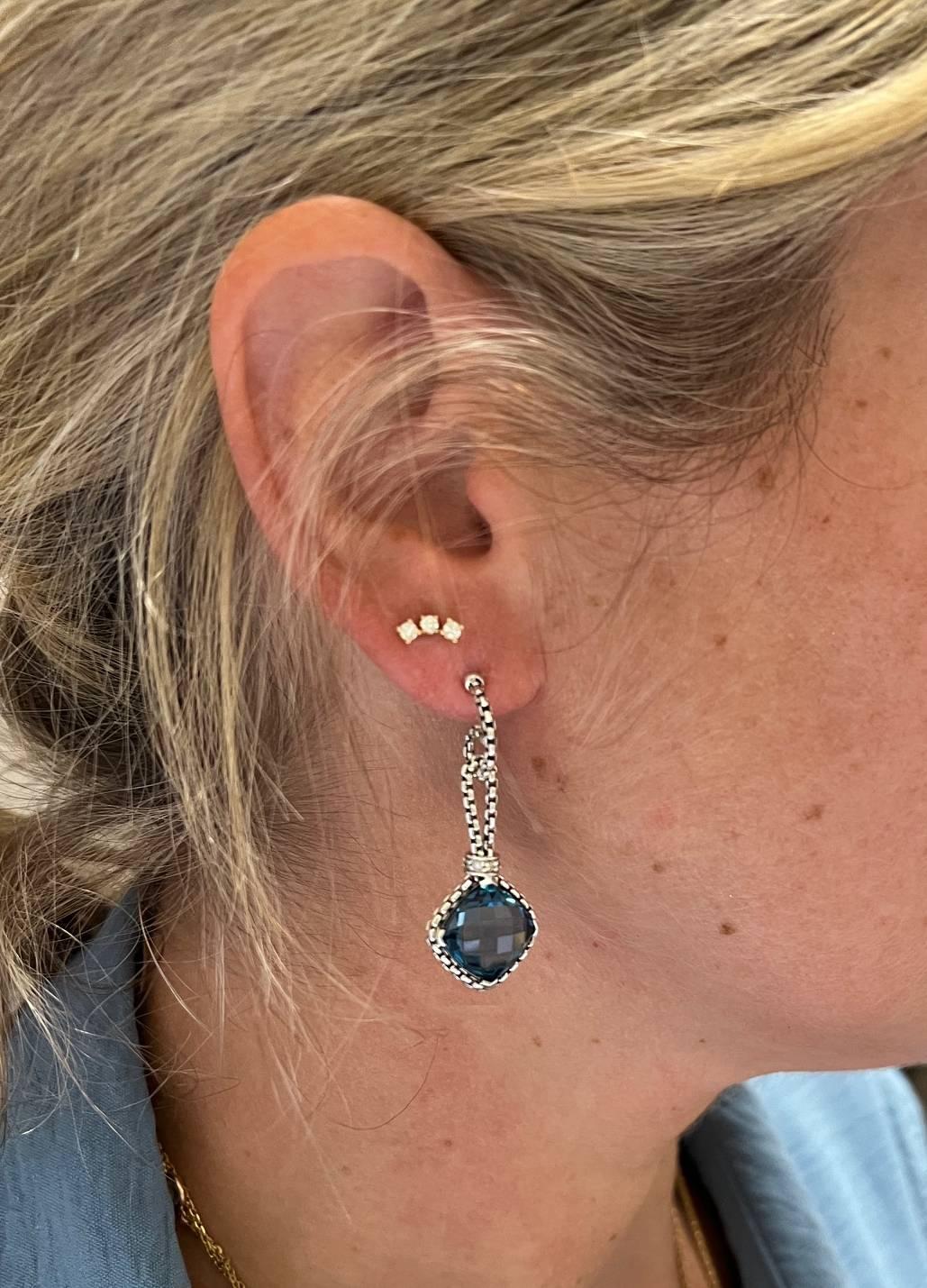 Taille coussin David Yurman Boucles d'oreilles pendantes en chaîne avec topaze bleue et diamant naturel en vente