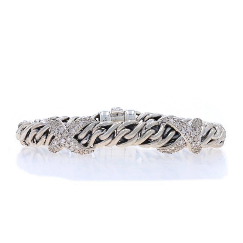 Verkaufspreis: $3400

Marke: David Yurman
Collection'S: Lyrica
Design/One:  Doppeltes X

Metallgehalt: Sterling Silber

Informationen zu Stein

Natürliche Diamanten
Karat(e): 1.40ctw
Schliff: Runder Brillant

Karat gesamt: 1.40ctw

Verschluss-Typ: