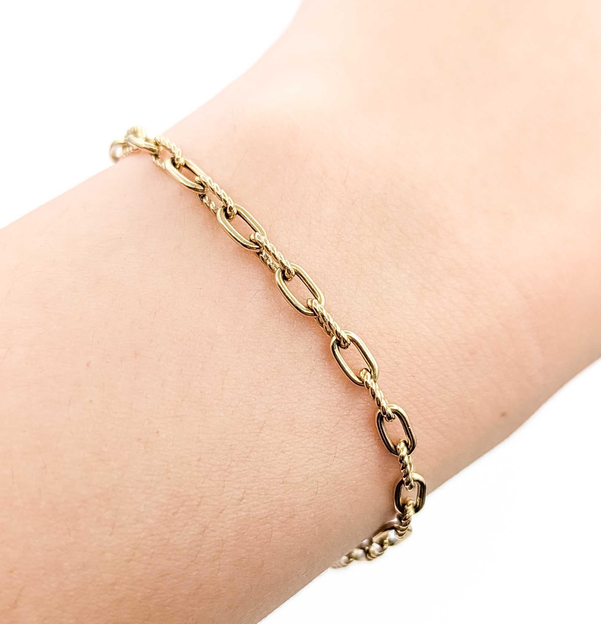 Questo raffinato bracciale David Yurman è realizzato in oro giallo 18 carati e presenta il caratteristico design della catena Madison, noto per il suo elegante equilibrio di maglie ovali ritorte e lisce. Rifinito con la caratteristica chiusura a