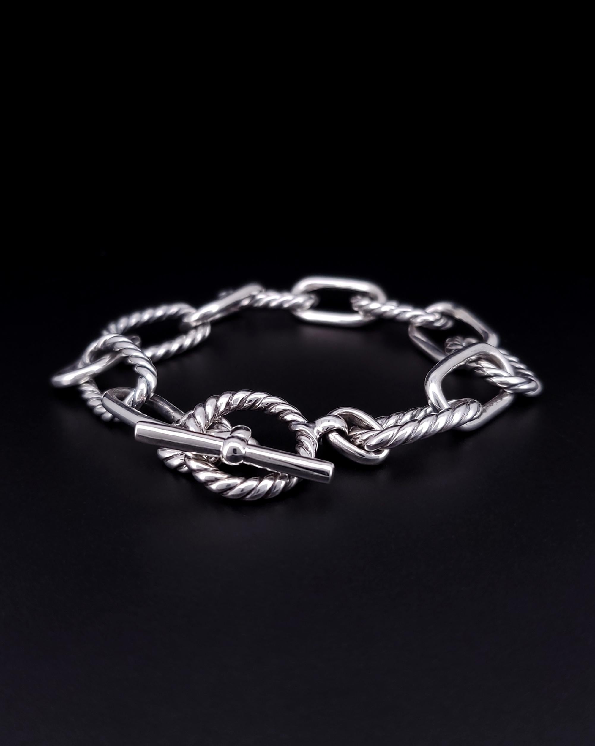 BRACCIALE A CATENA CON ALAMARI DI DY MADISON

Materiale: Argento 925
Peso: 31.1 grammi
Spessore: 11,5 mm
Misura del polso: 7 pollici

Ottime condizioni così com'è, include la custodia DY.