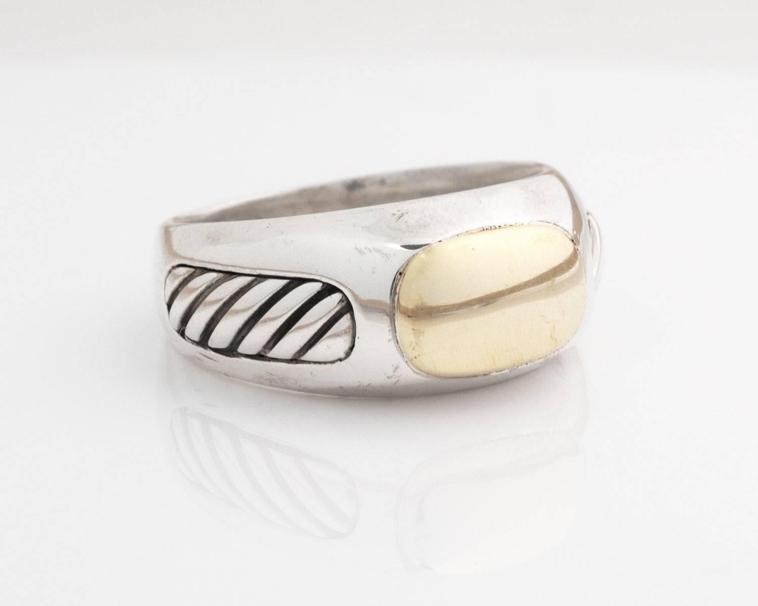 Bague pour homme David Yurman, câble bicolore en argent sterling et or jaune 18 carats

La face en or jaune 18 carats est lisse et polie et la monture en argent sterling est lisse. Les épaules de l'anneau comportent un segment de câble fixé dans la