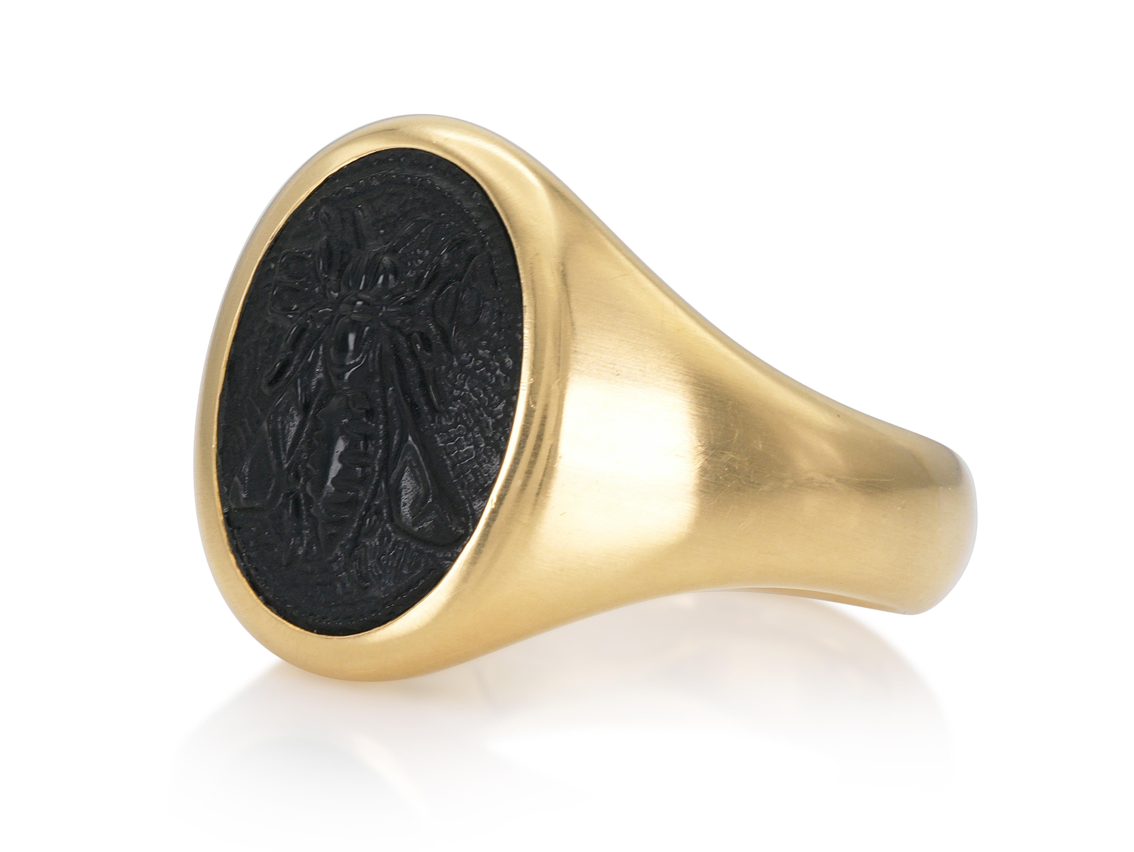 Finely crafted in 18k yellow gold with a carved Onyx.
Signed by David Yurman
Size 7, resizable