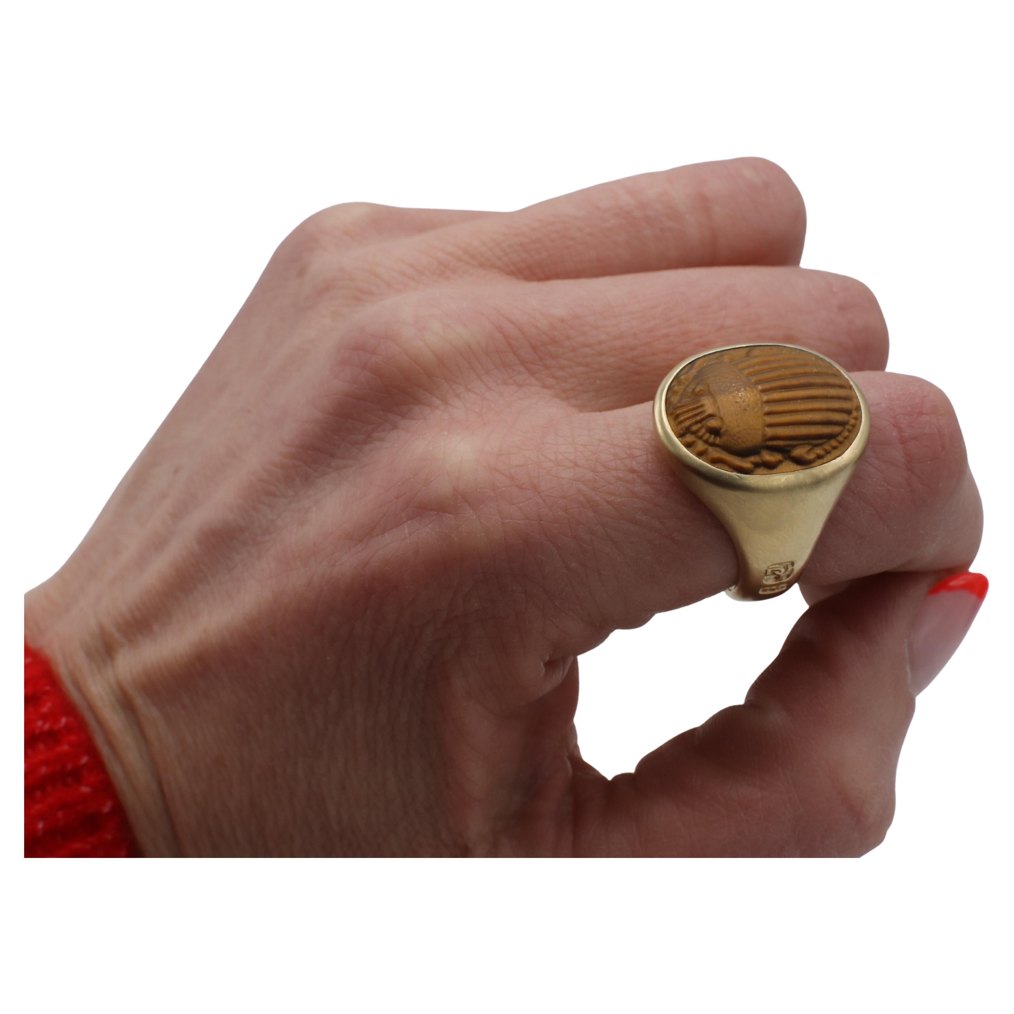 David Yurman Anillo con sello en forma de escarabajo de oro amarillo de 18 quilates con ojo de tigre Petrvs para hombre 1