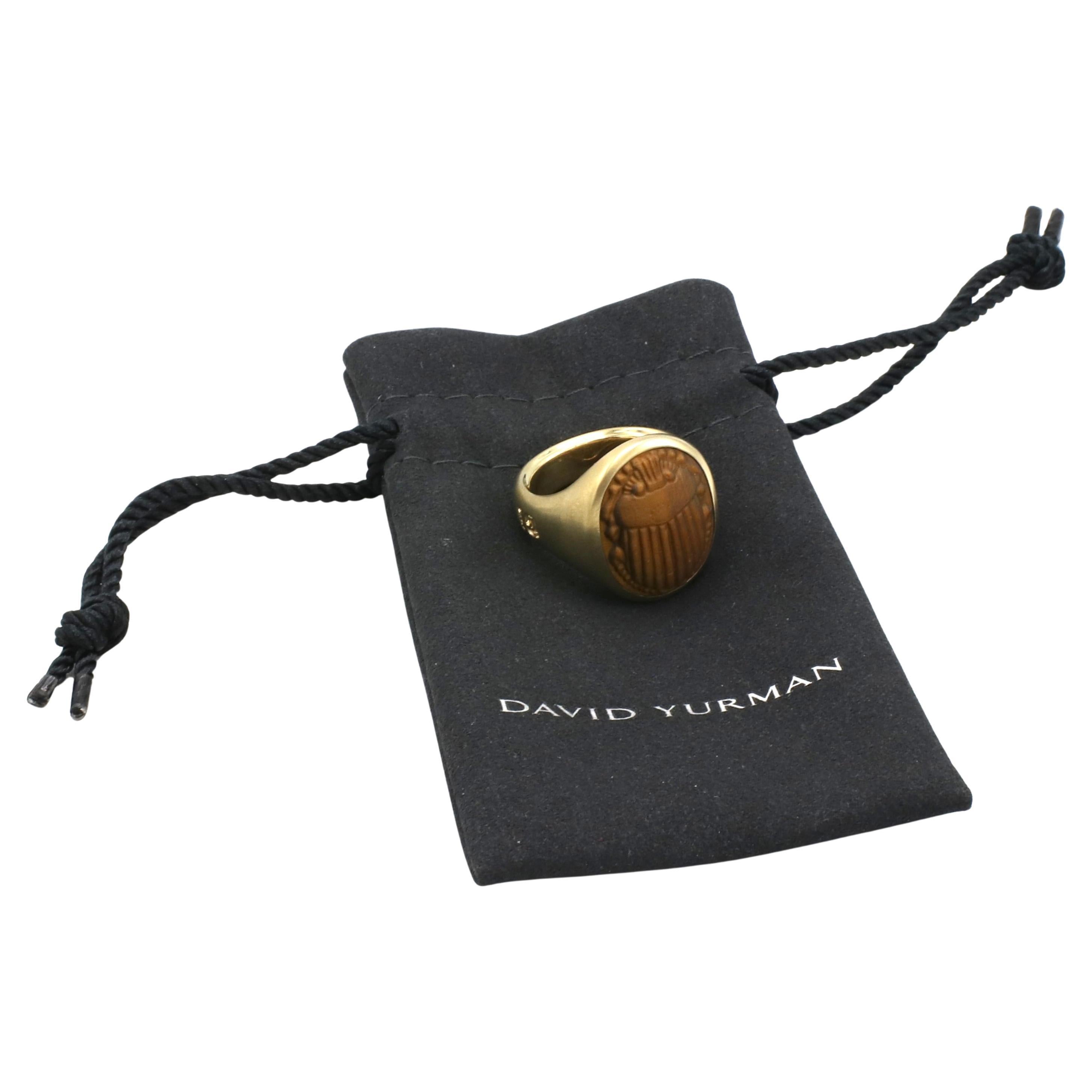 David Yurman Anillo con sello en forma de escarabajo de oro amarillo de 18 quilates con ojo de tigre Petrvs para hombre 2