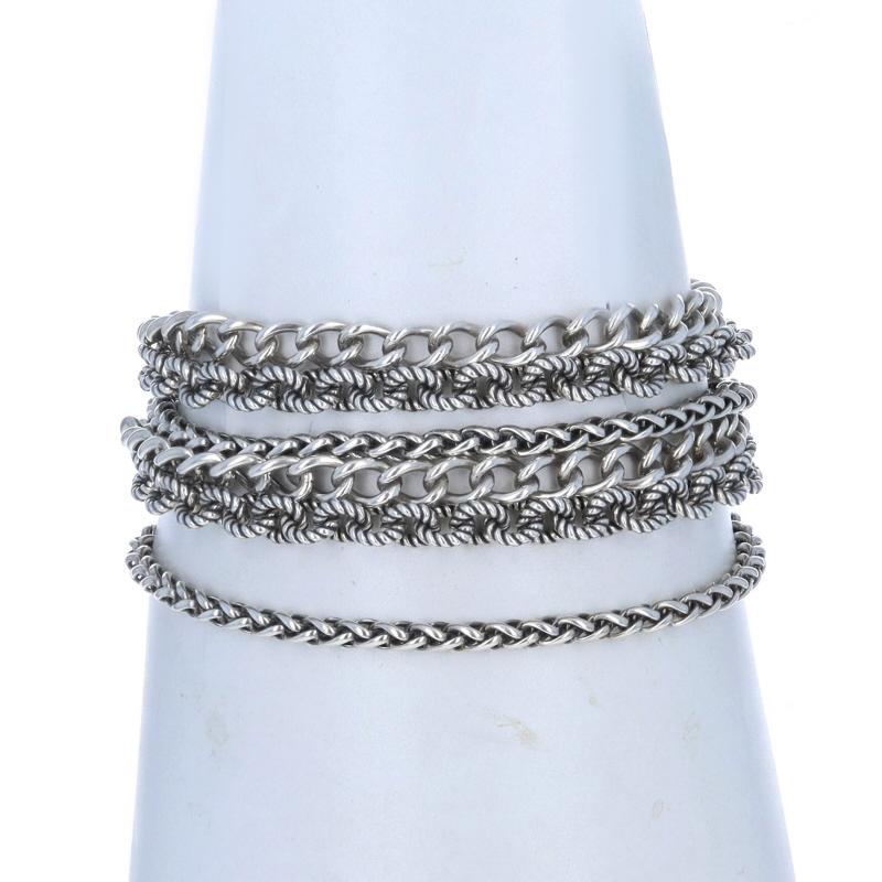 Marke: David Yurman
Design/One:  Multi Chain Toggle Bracelet

Metallgehalt: Sterling Silber

Kette Stil: Weizen, Fancy Rolo, & Kandare
Verschluss-Typ: Knebelschließe

Messungen

Länge: 7 1/4