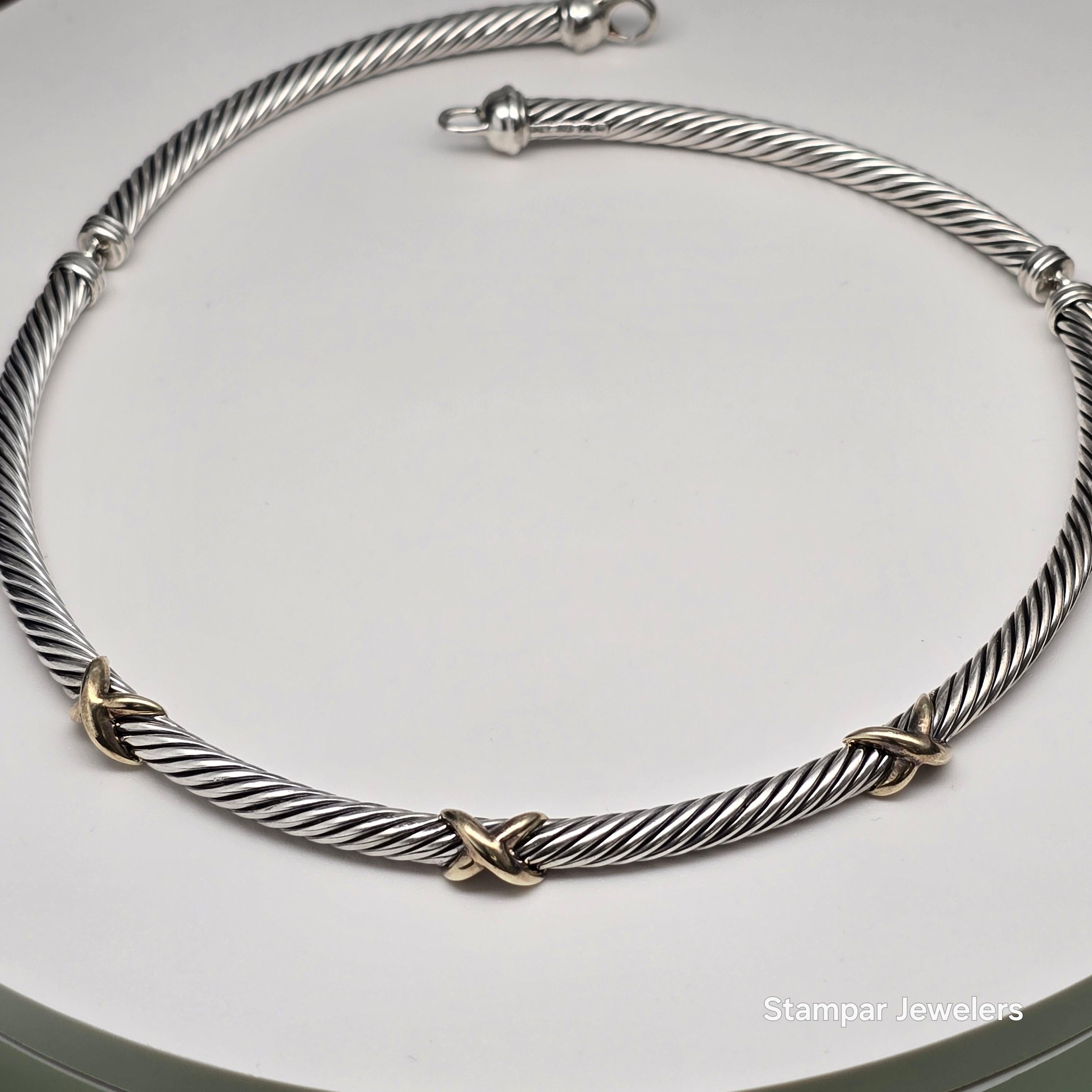 Collier David Yurman en argent et or 14KT. Très rare à trouver et l'état est impeccable ! Le poids en grammes est de 67 grammes. Article ATT

Livré avec un bel emballage, un certificat d'authenticité et une livraison rapide !

CE QUE VOUS OBTENEZ À