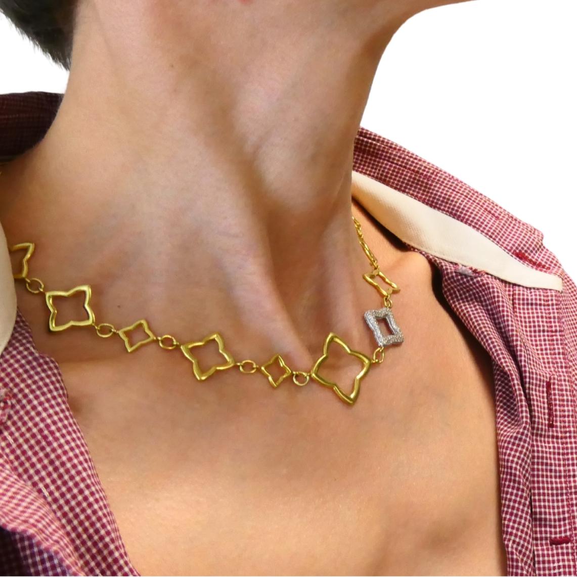 This David Yurman necklace is designed in 18k yellow and white gold, featuring an open quatrefoil motif. It alternates between larger and smaller links in polished yellow gold. One of the quatrefoil links is crafted in white gold and set with pavé