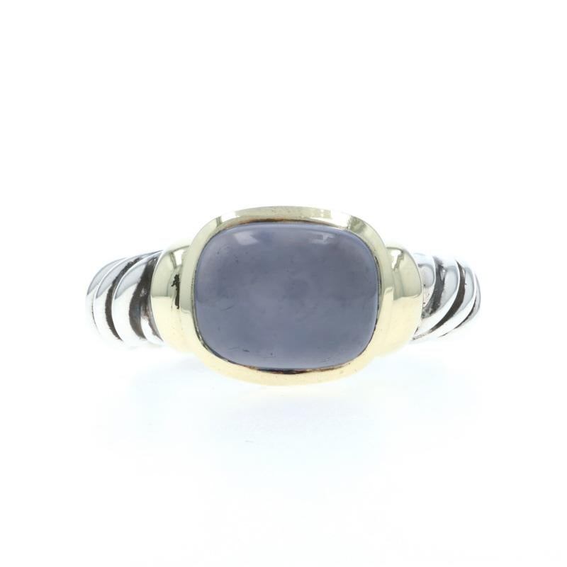 Gebühr für Größenanpassung: 1 Größe höher für $50 oder 1 Größe niedriger für $50

Marke: David Yurman
Collection'S: Noblesse

Metallgehalt: Sterling Silber & 18k Gelbgold

Informationen zu Stein

Natürlicher blauer Chalcedon
Schliff: