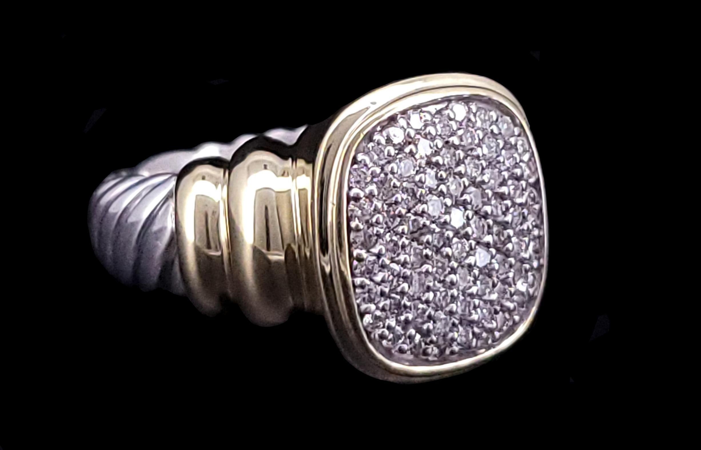 - D. A. Anello con diamante Noblesse
-Materiale 925 e 18K YG
-Diamanti circa: 0,68ct
-Dimensione anello: 6
-Faccia dell'anello: 16,1 mm X 15 mm
-Base del gambo: 5,5 mm
-Condit Pre-Owned, come nuovo
-Viene fornito con l'astuccio di David Yurman      