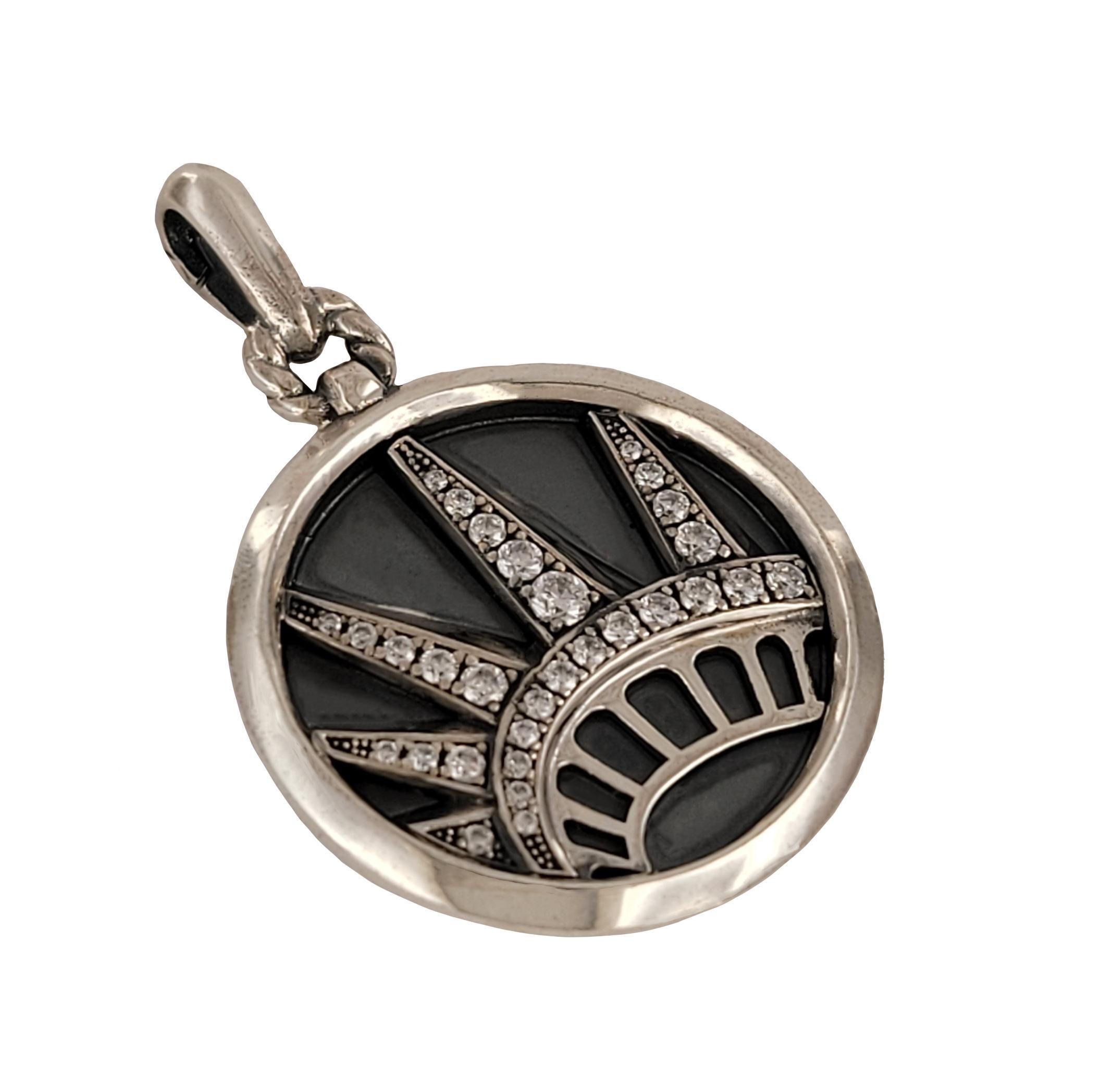 Marchio David Yurman
Amuleto della Statua della Libertà di New York
Materiale Argento Sterling 925
Diamanti Pave
Dimensione dell'amuleto 22,3 mm
Lunghezza con cauzione 34,4 mm
Spessore dell'amuleto 2,6 mm
Genere Uomini
Condizione Nuova
Viene fornito