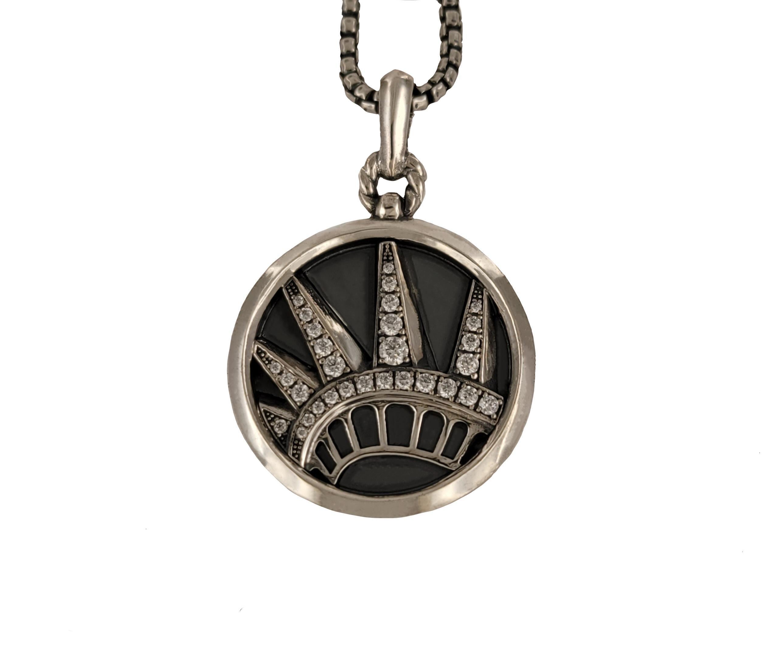 Marchio David Yurman
Amuleto della Statua della Libertà di New York
Materiale Argento Sterling 925

Lunghezza della catena 18''
Catena regolabile 17'' 18''
Spessore della catena 1,7 mm

Dimensione dell'amuleto 22,3 mm
Lunghezza con cauzione 34,4
