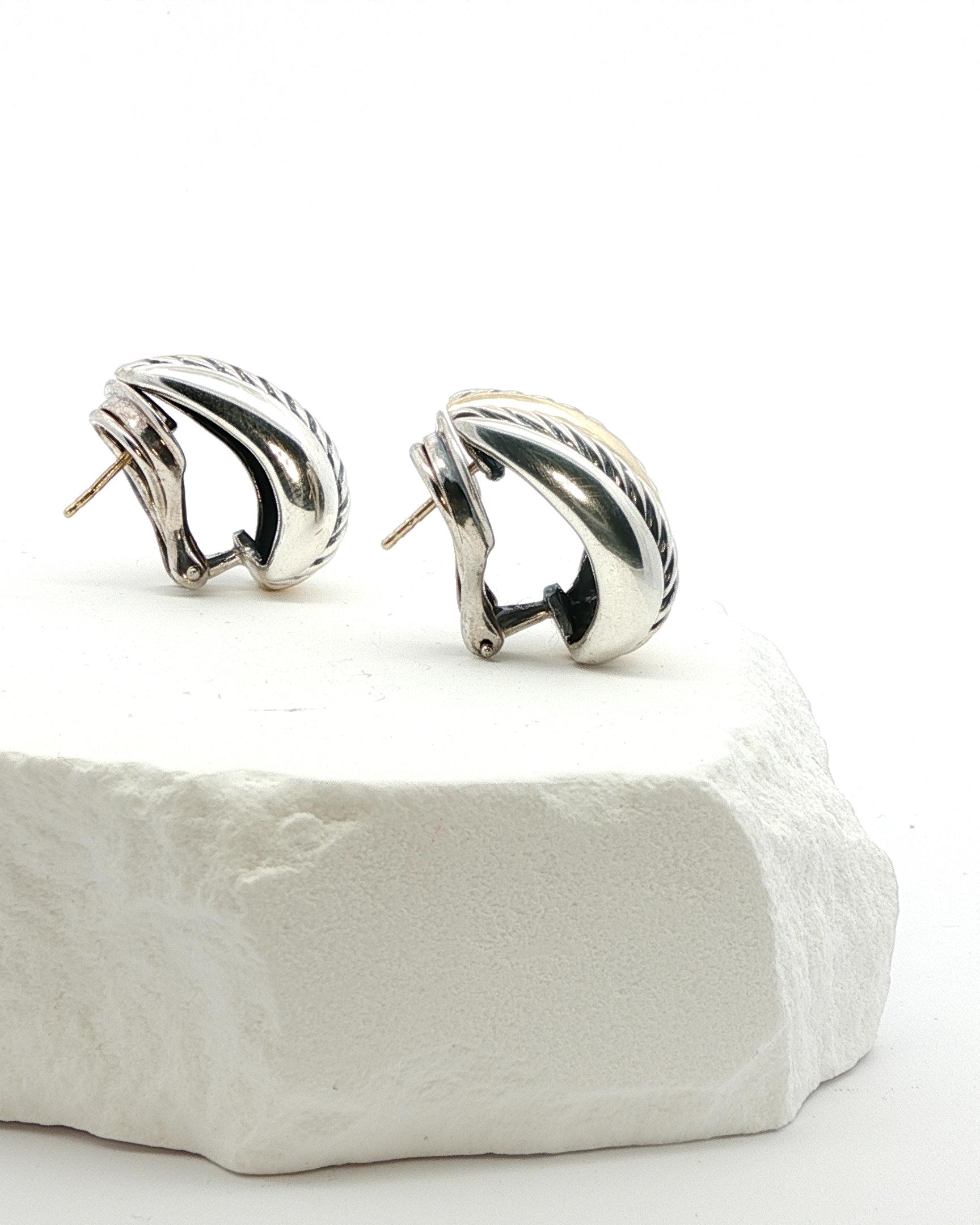 Contemporaneo David Yurman Omega Back SS/14K Earrings in vendita