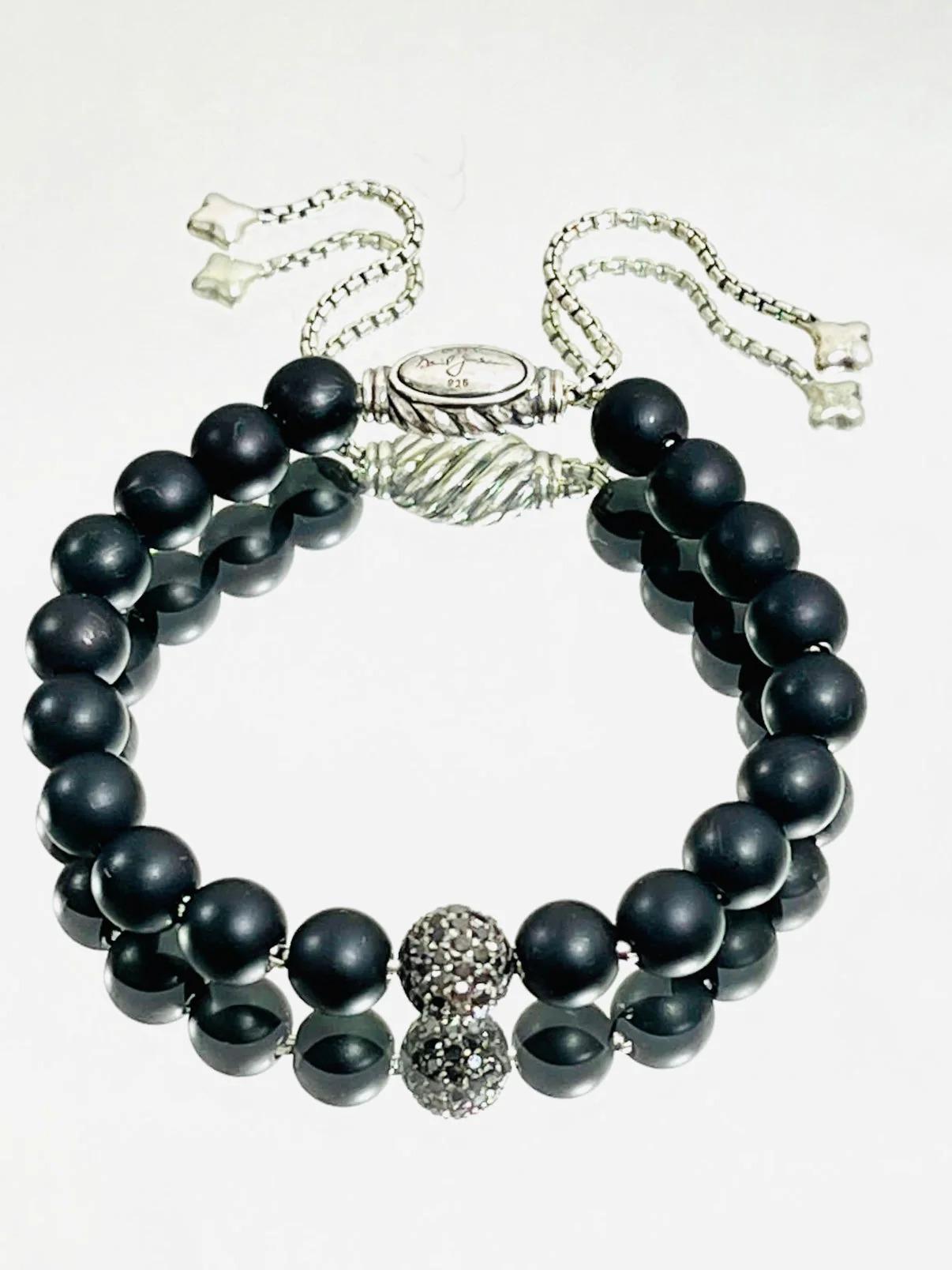 David Yurman Onyx & Diamond Beaded Bracelet

Perles d'onyx noir avec un diamant noir pavé de 0,63 carat, fermeture en argent sterling et chaînes pendantes. Bracelet spirituel.

Informations complémentaires :
Taille - Unique
Composition - Diamant,