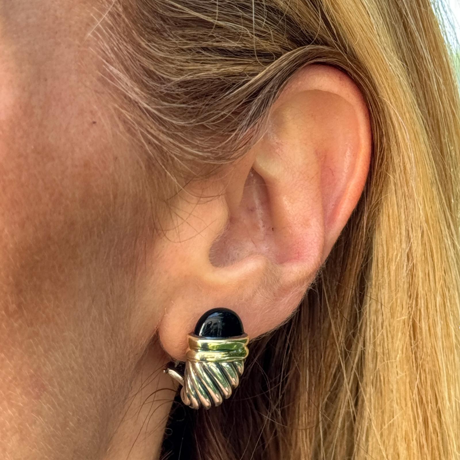 David Yurman Onyx Shrimp Kabel-Ohrringe aus Sterlingsilber und 14 Karat Gelbgold. Die Ohrringe sind ca. 12 x 20 mm groß, haben einen Hebelverschluss und sind mit DY 925 14K signiert. Gewicht: 10,4 Gramm.