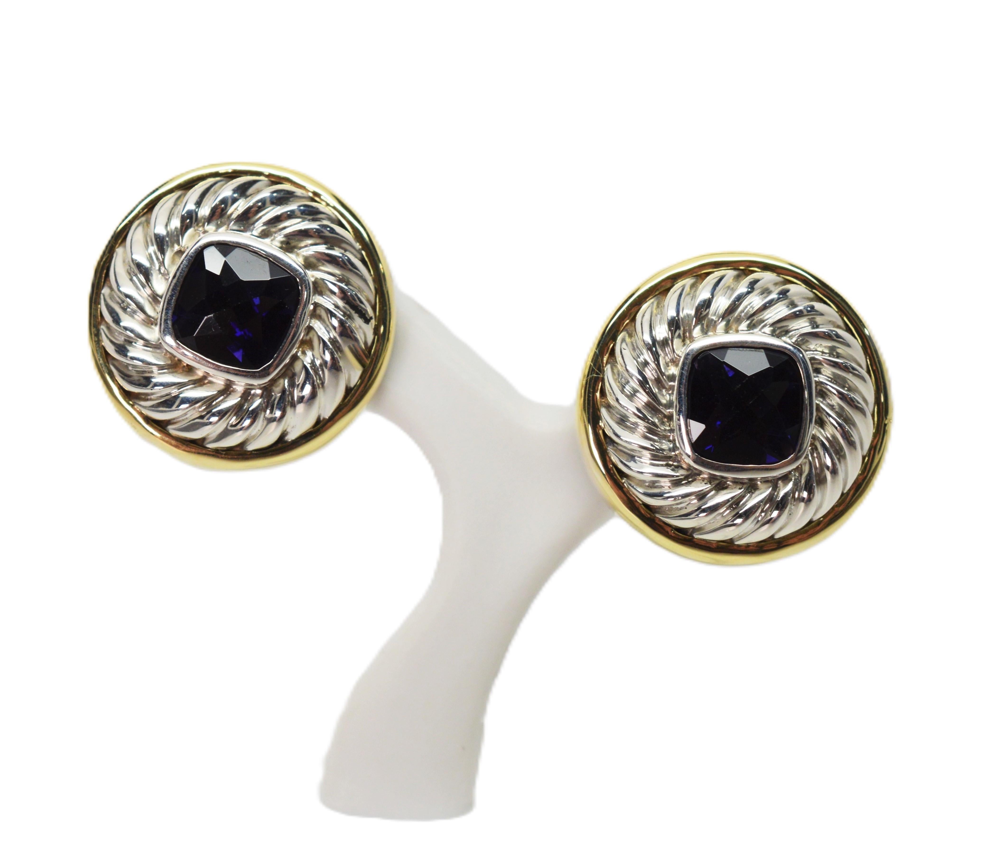 Orecchini senza tempo di David Yurman per ogni occasione. Gli orecchini a perno tondi da 3/4 di pollice sono realizzati con una pietra centrale sfaccettata a cuscino di 7 mm x 7 mm (ametista lavanda su ematina) e incorniciati dal classico design a