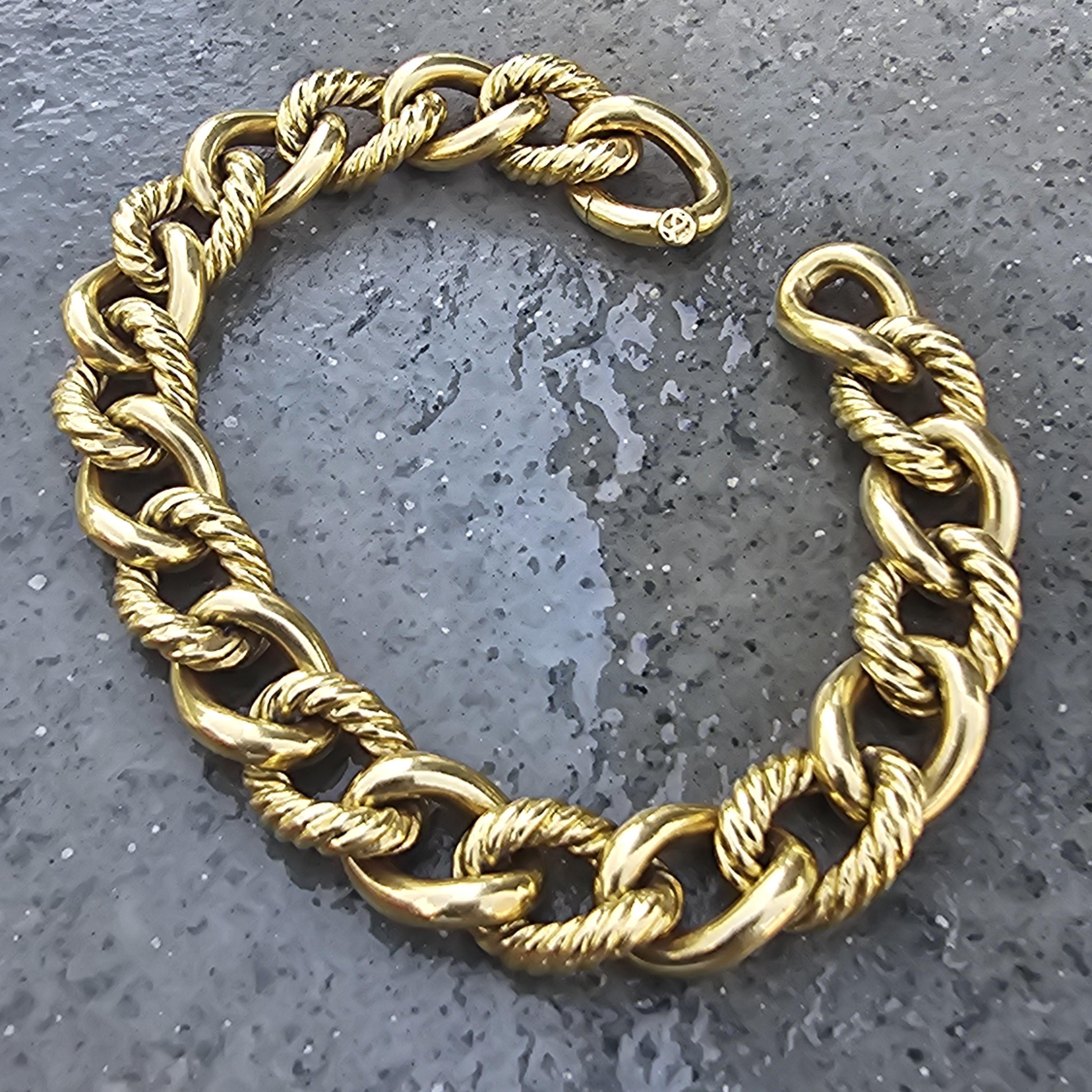 Questo bracciale David Yurman è un pezzo straordinario di alta gioielleria che incarna eleganza e maestria. Realizzato in oro giallo 18 carati, questo bracciale a catena presenta un design sofisticato con un'alternanza di cavi e maglie lucide. Il