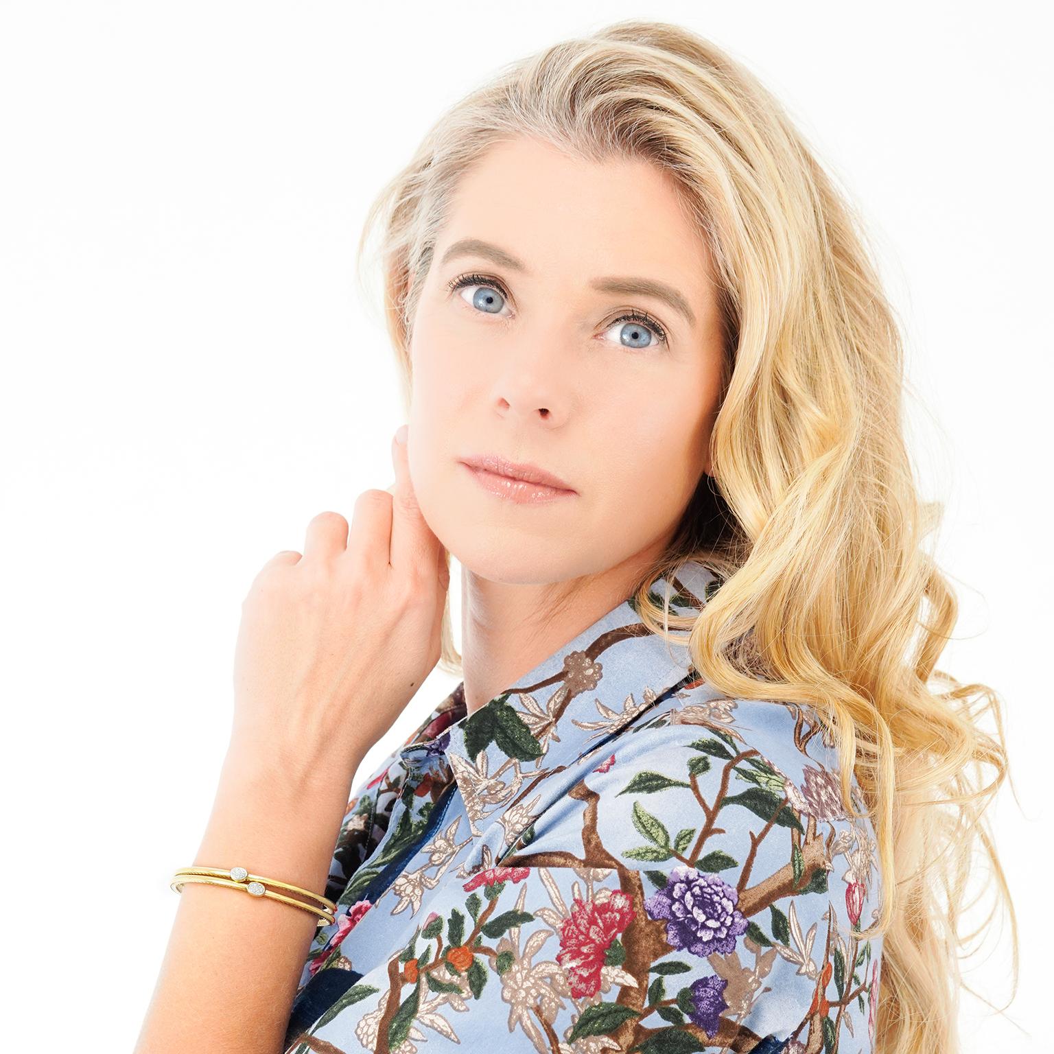 Circa anni 2000, 18k, di David Yurman, americano.  Questo paio di bracciali d'oro presenta il caratteristico intreccio di cavi mescolato con oro lucido e sormontato da nonpareil con diamanti incastonati.  Il look è elegante dal giorno alla sera. Di