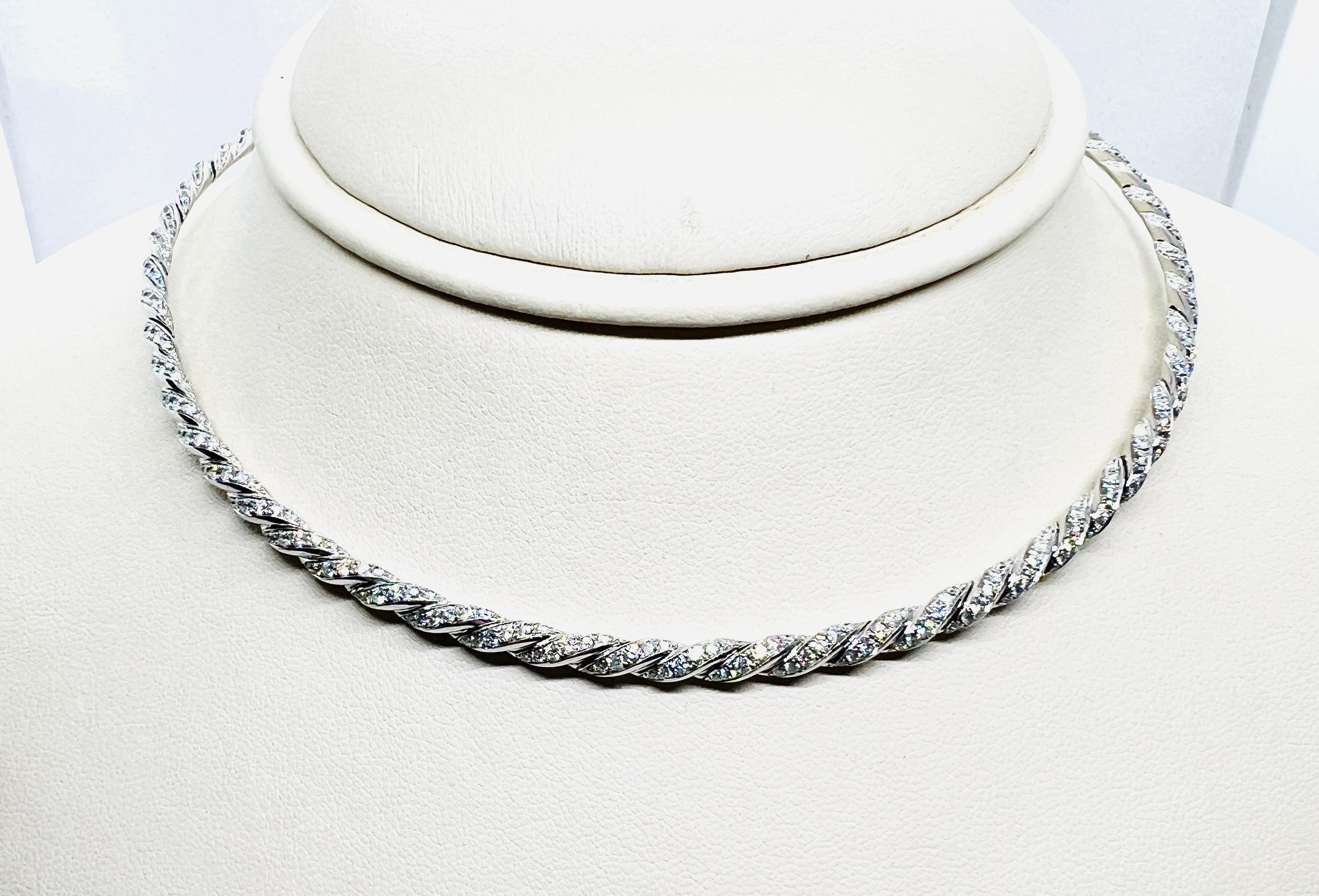 Bitte beachten Sie die Beschreibung unten für die Beschreibung direkt von der David Yurman Website.

