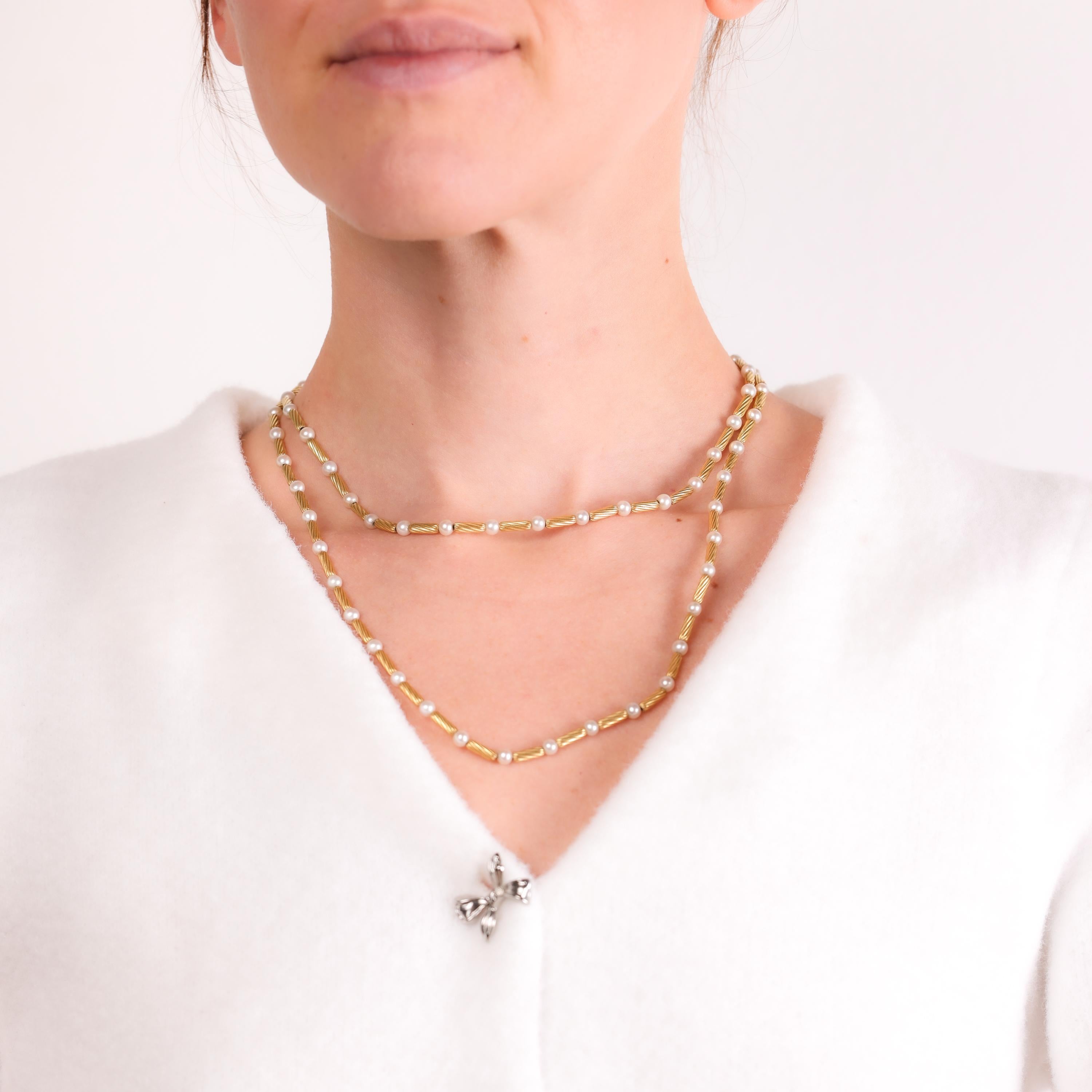 Diese Vintage-Halskette von David Yurman präsentiert glänzende Perlen in Kombination mit strahlendem 18-karätigem Gelbgold, die zeitlose Eleganz und vielseitigen Charme ausstrahlen.

Marke: David Yurman
Mittelstein: Perlen 
Größe: Ungefähr 4,45