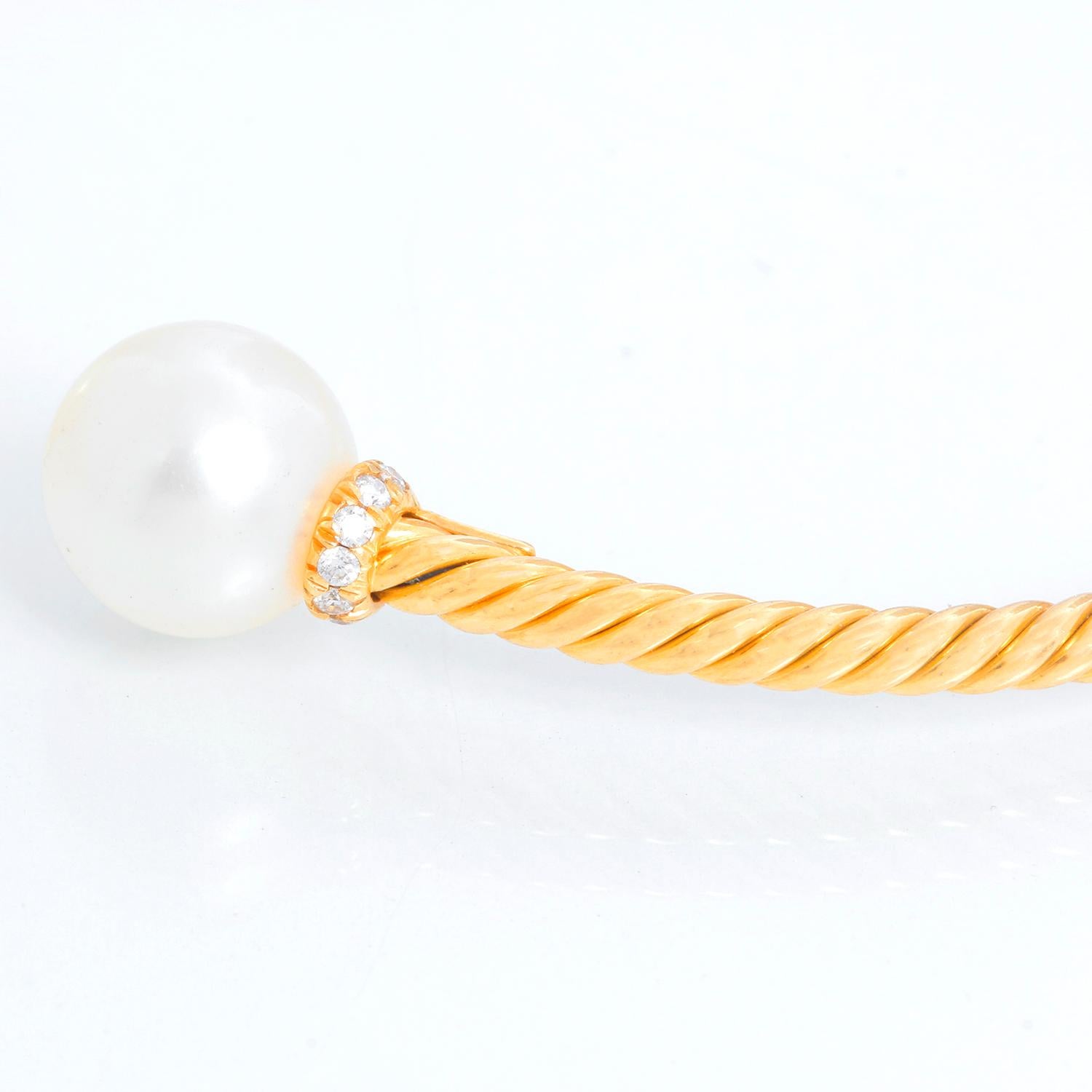 David Yurman Petite Solari Pearl & Pave Diamond Bracelet - Petite Solari Pearl Bracelet aus 18 Karat Gelbgold mit Pavé-Diamanten. 18 Karat Gelbgold mit zwei weißen Akoya-Perlen von 6 mm. Pave-Diamanten mit einem Gewicht von 0,08 Karat. Das Armband