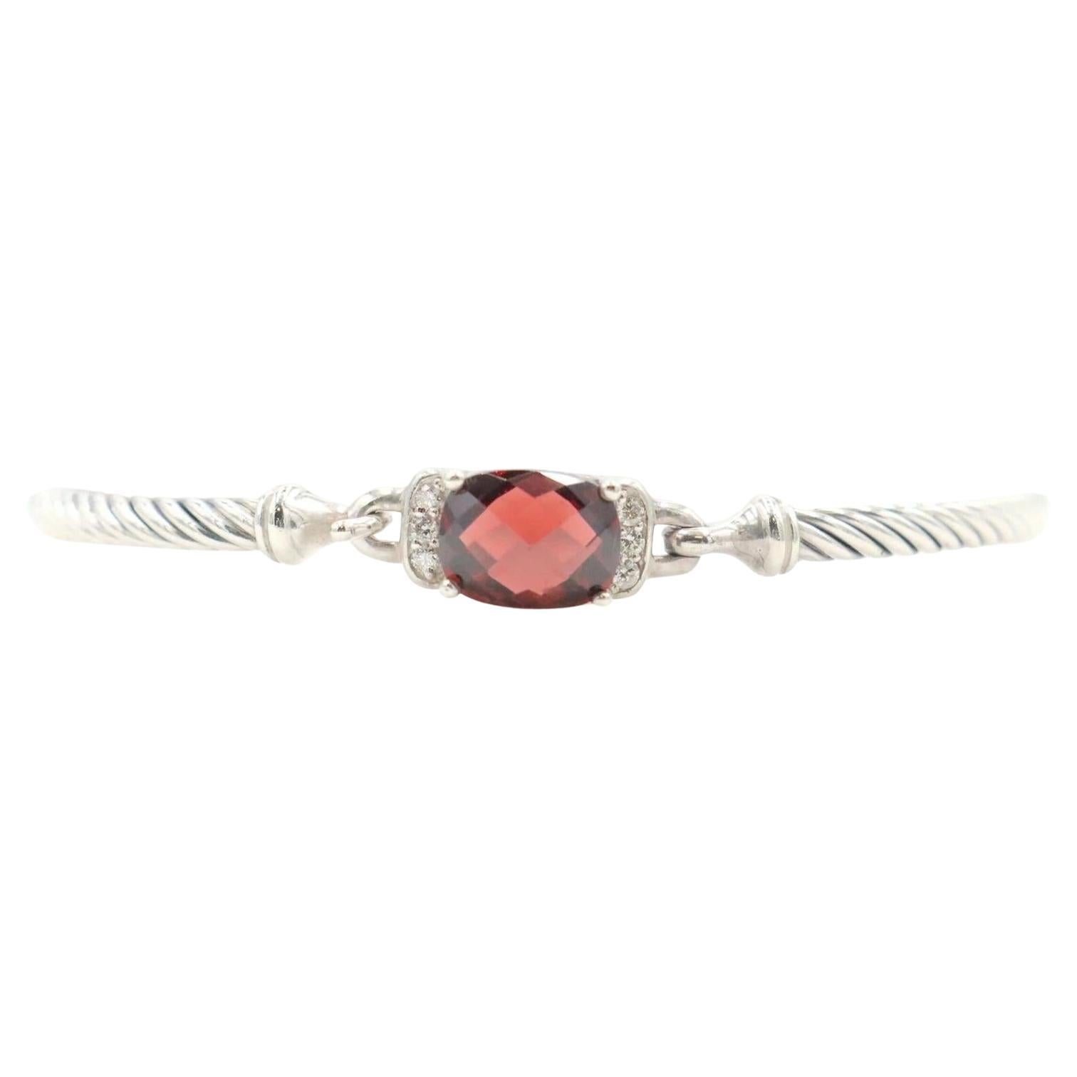 Élevez votre jeu d'accessoires avec l'exquis bracelet en argent sterling David Yurman, orné en son centre d'un superbe grenat taillé en coussin. Cette pièce luxueuse est ornée de diamants ronds brillants étincelants, totalisant 0,06ct, ajoutant une